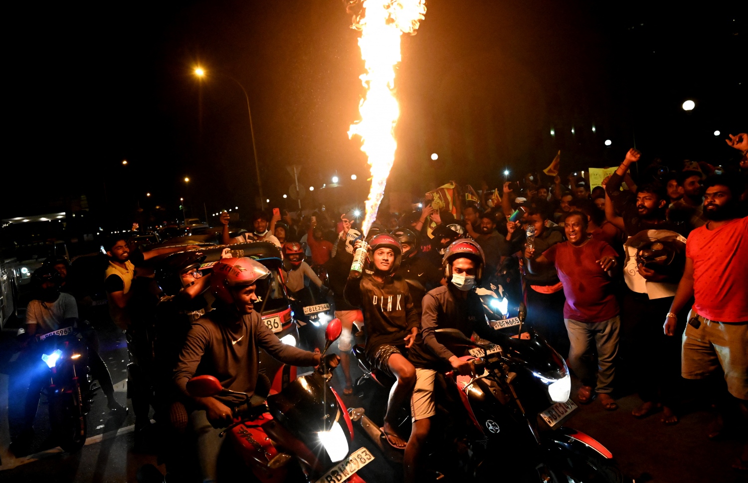 ކޮލަމްބޯ - އެޕްރީލް 9، 2022: ސްރީ ލަންކާ ސަރުކާރާ ދެކޮޅަށް މިހާތަނަށް ބާއްވާ އެންމެ ބޮޑު މުޒާހަރާ ރޭ ވަނީ ރައީސް ގޯޓާބޭ ރާޖަޕަކްސާގެ ރަސްމީ ގެކޮޅު ހިމެނޭ ސަރަހައްދުގައި ފަށާފައި: ގޯޓާބޭގެ އިސްތިއުފާ އަށް ގޮވާލައި ރައްޔިތުން މުޒާހަރާ އަށް ނުކުތީ ގައުމުގައި ތެލާއި ބޭސް އަދި އަސާސީ ތަކެތީގެ ދަތިކަން ކުރިމަތިވެފައިވާތާ އެތައް ދުވަހެއް ފަހުން. --ފޮޓޯ:އޭއެފްޕީ