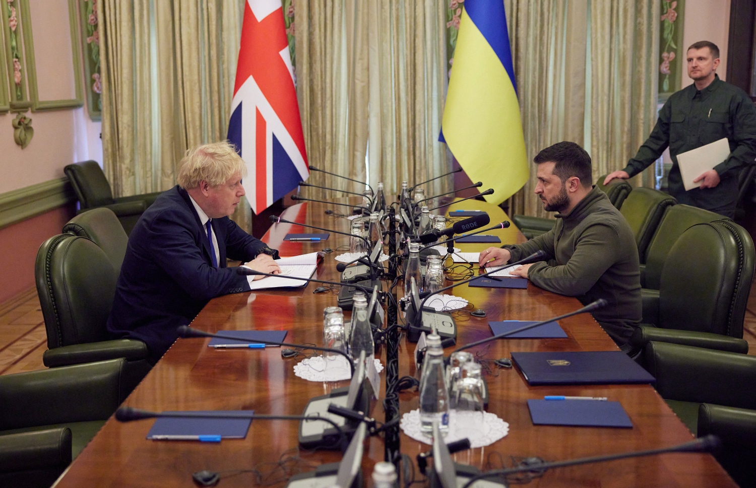 އިނގިރޭސި ބޮޑުވަޒީރު ޖޯންސަން ޔުކްރޭނަށް ވަޑައިގެން ރައީސް ޒެލެންސްކީއާ ބައްދަލު ކުރައްވަނީ. --ފޮޓޯ:އޭއެފްޕީ