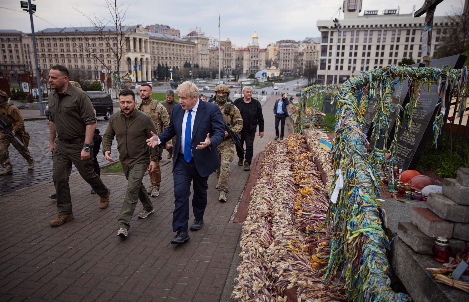 އިނގިރޭސި ބޮޑުވަޒީރު ޖޯންސަން ޔުކްރޭނަށް ވަޑައިގެން ކިޔޭވްގެ މަގުތަކުގައި ހިންގަވަނީ. --ފޮޓޯ:އޭއެފްޕީ
