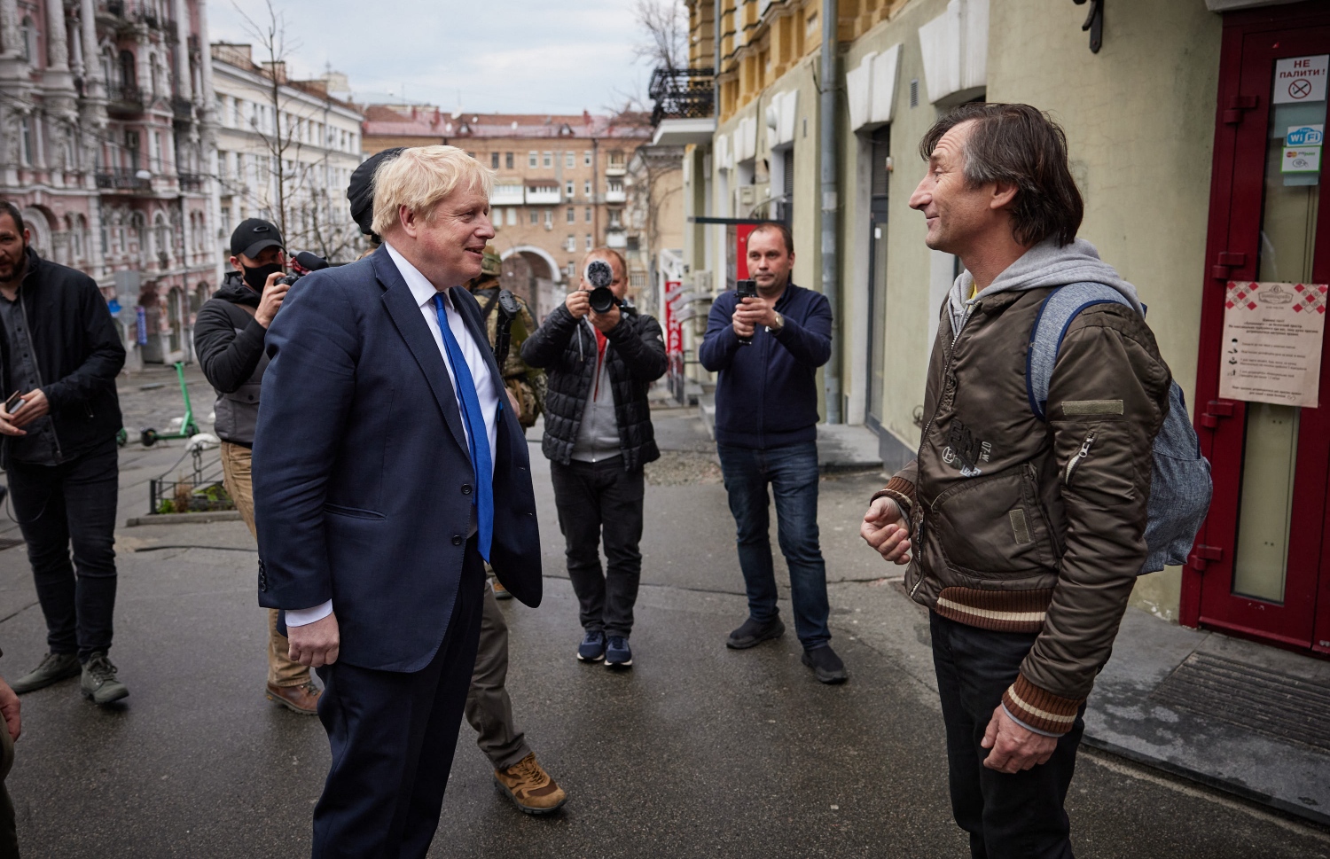 އިނގިރޭސި ބޮޑުވަޒީރު ޖޯންސަން ކިޔޭވްގެ މަގުތަކަށް ނުކުމެވަޑައިގެން އާއްމުންނާ ބައްދަލު ކުރައްވަނީ. --ފޮޓޯ:އޭއެފްޕީ