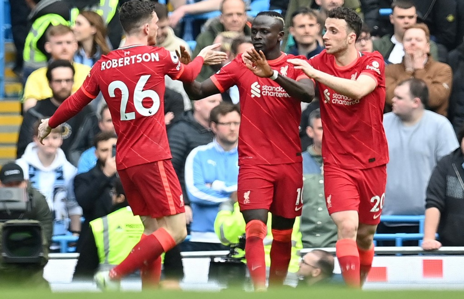 މާނޭ (މ)، ލިވަޕޫލަށް ދެވަނަ ފަހަރަށް އެއްވަރު ކޮށްދިނުމަށް ފަހު ޖޮޓާ (ކ) އަދި ރޮބާޓްސަން އާއެކު އުފާފާޅުކުރަނީ.-- ފޮޓޯ: އޭއެފްޕީ