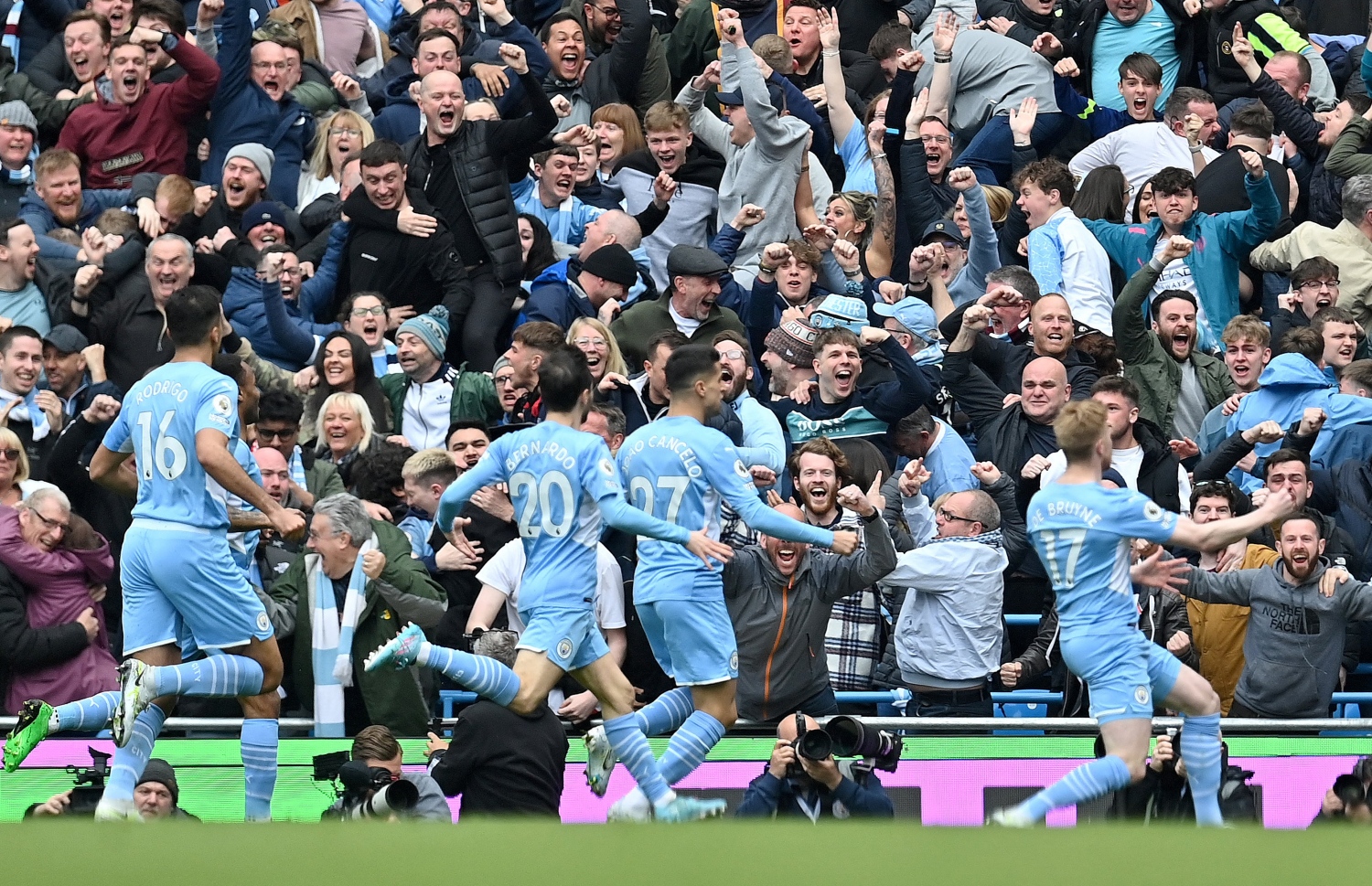 ޑިބްރޭނާ ސިޓީގެ ފުރަތަމަ ލަނޑު ޖެހުމަށް ފަހު އުފާފާޅުކުރަނީ.-- ފޮޓޯ: އޭއެފްޕީ