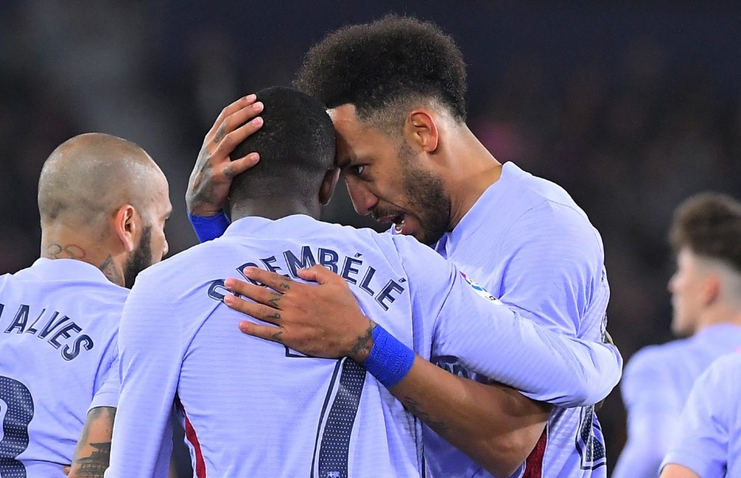 އޮބާމެޔަންގް ބާސެލޯނާ އަށް އެއްވަރު ކޮށްދިން ލަނޑު ޖެހުމަށް ފަހު: ލަނޑު ޖަހަން އެހީވި ޑެމްބެލޭ. -- ފޮޓޯ: އޭއެފްޕީ