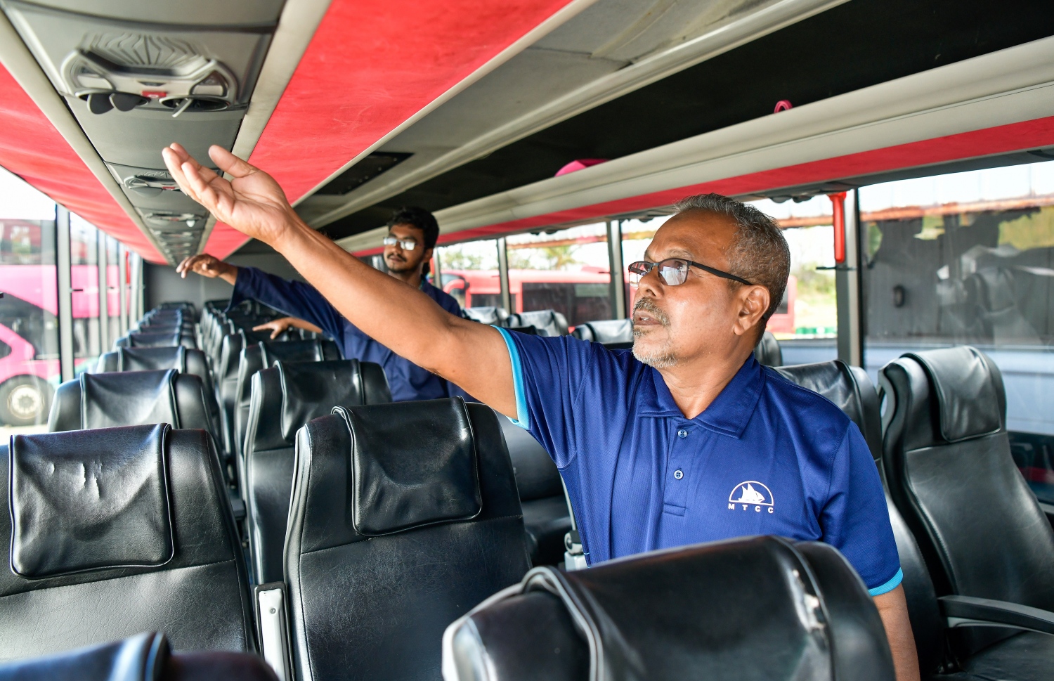 އެމްޓީސީސީ ބަހެއްގައި އަބްދުލް ލަތީފު: އޭނާ މިހާރު މަސައްކަތް ކުރަނީ ބަހުގެ އޮޕަރޭޝަންތައް ބެލެހެއްޓުމުގައި-- ފޮޓޯ: ފަޔާޒް މޫސާ/ މިހާރު