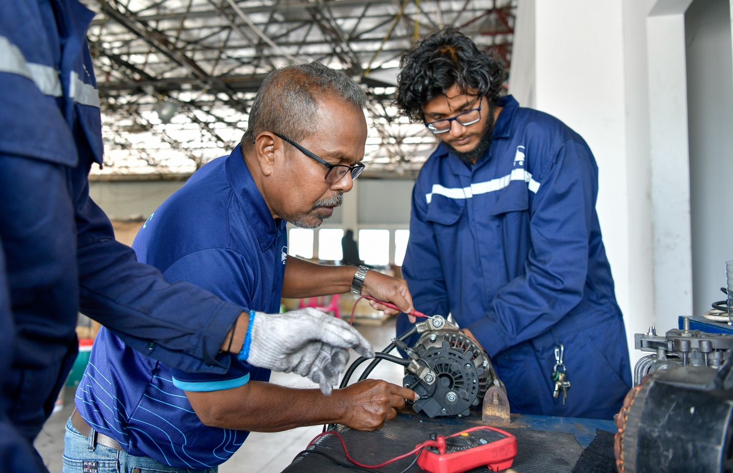 އަބްދުލް ލަތީފު އިންޖިނޭރަކާ އެކު މަސައްކަތުގައި: އޭނާ އަކީ މިހާރު ސާވިސް އިންޖިނިއަރެއް-- ފޮޓޯ: ފަޔާޒް މޫސާ/މިހާރު