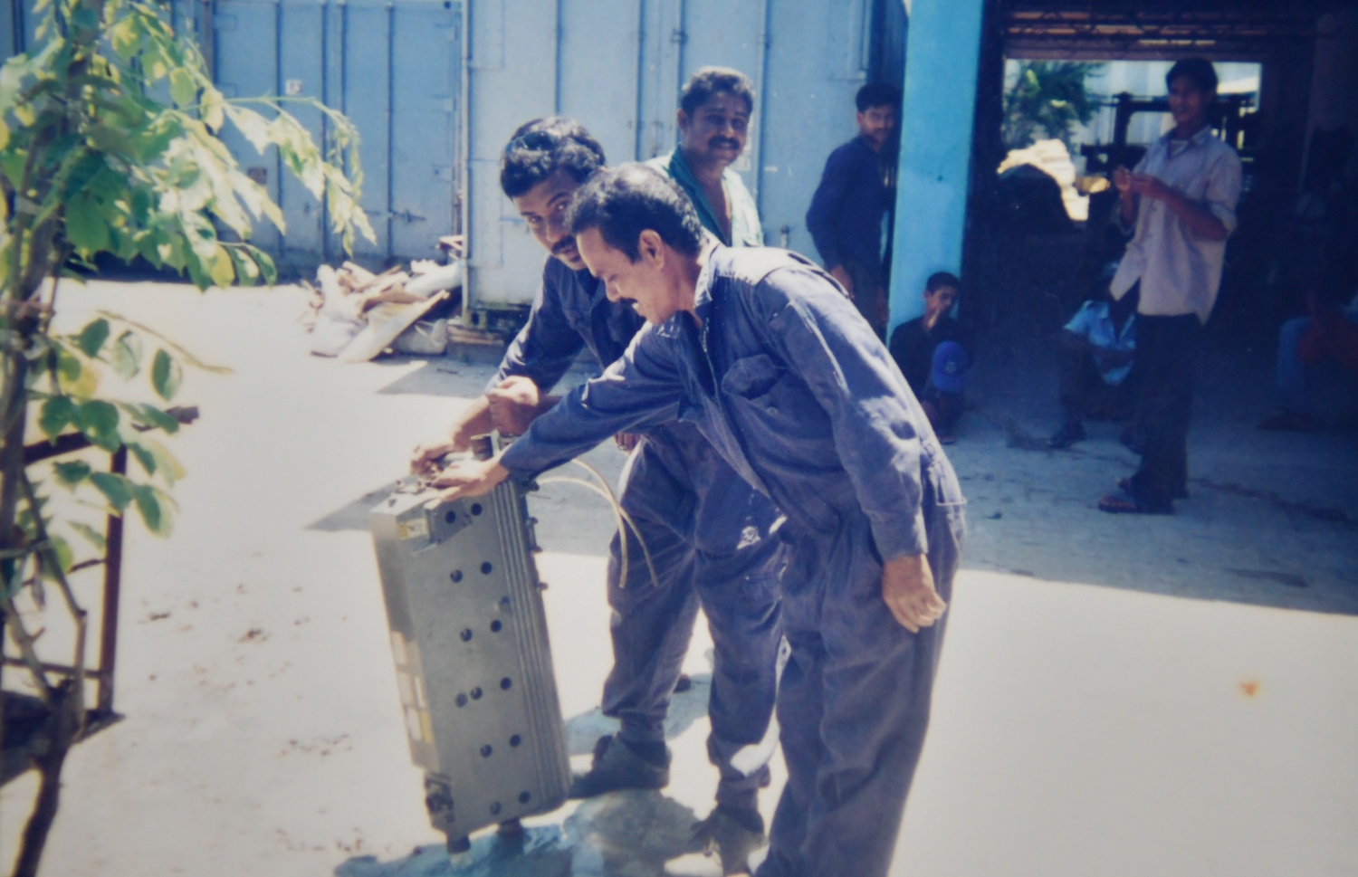 ކަރަންޓު މަސައްކަތެއްގައި އެހެން މުވައްޒަފަކާ އެކު ލަތީފު ބައިވެރިވަނީ