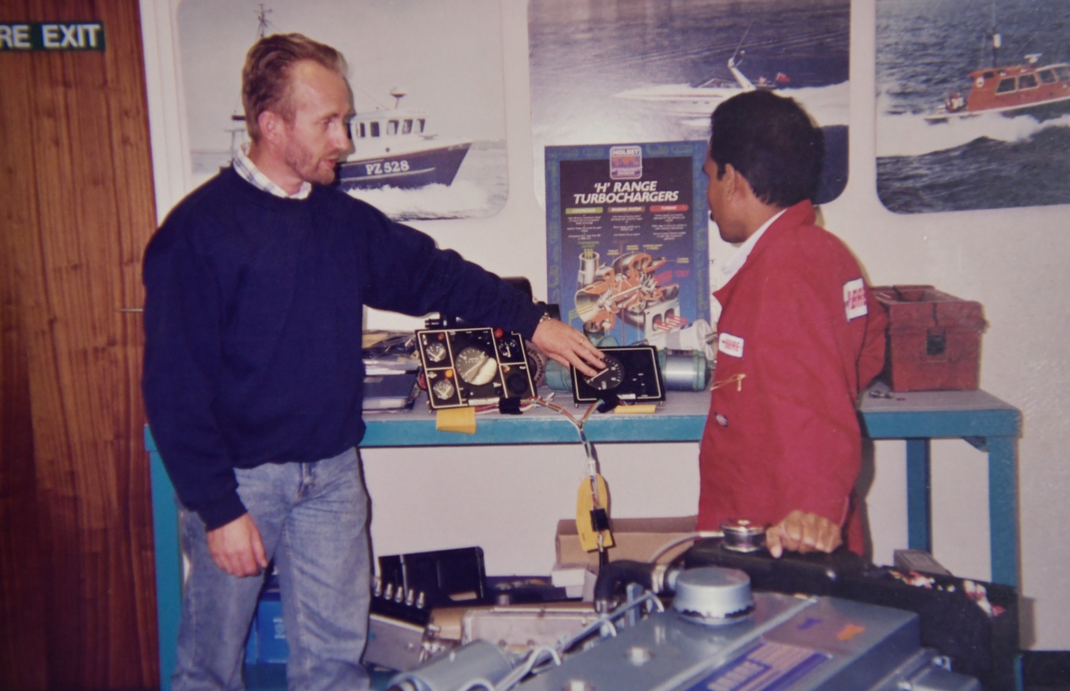 އިލެކްޓްރީޝަން ކޯހެއްގައި އިންސްޓްރަކްޓަރުގެ ދިން އިރުޝާދުތައް އަޑުއަހަނީ--ފޮޓޯ:އަބްދުލް ލަތީފު