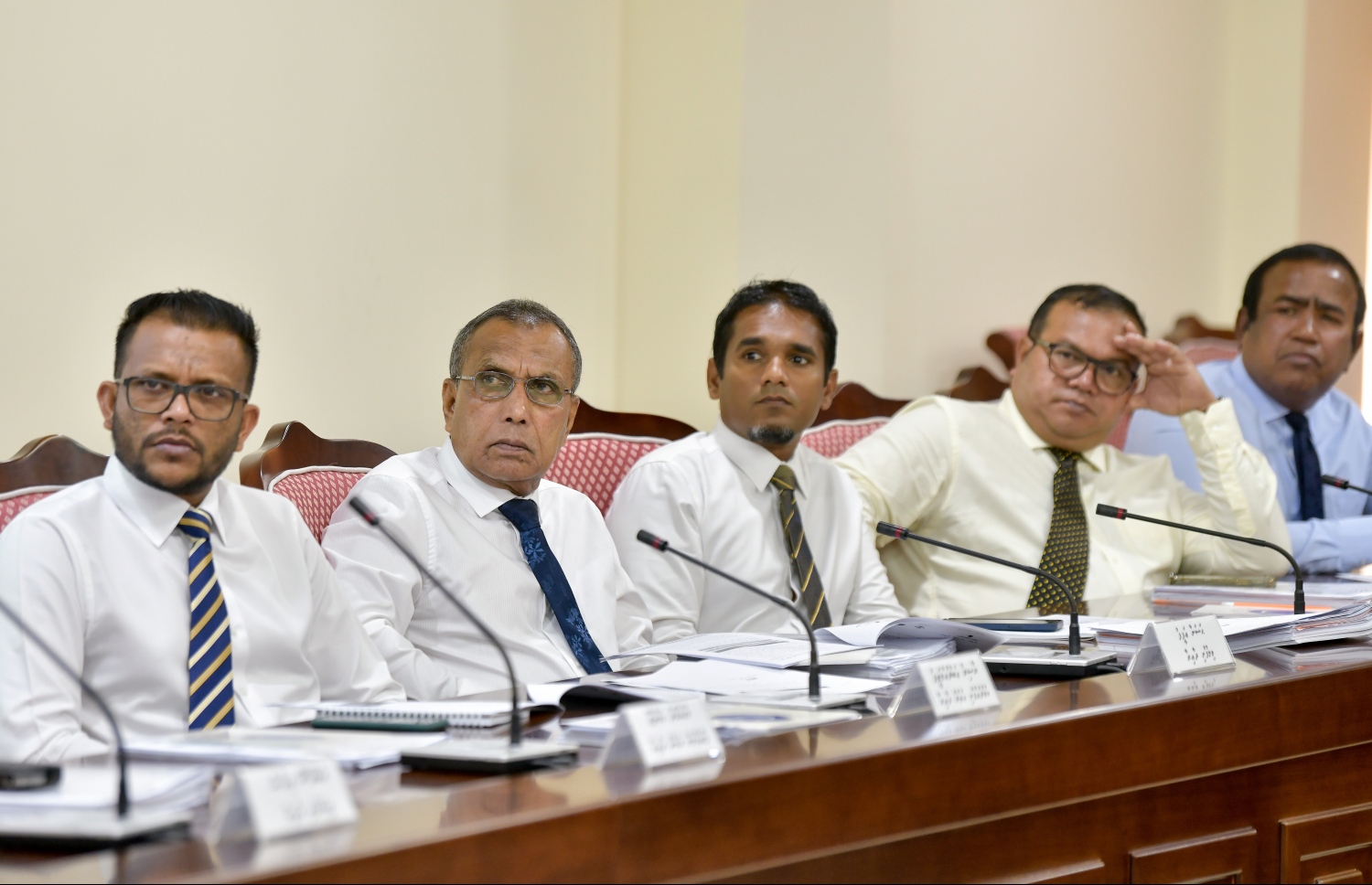 ރައްޔިތުންގެ މަޖިލީހުގެ މާލިއްޔަތު ކޮމިޓީގެ މެމްބަރުން މިއަދު ކޮމިޓީގައި، އޮޑިޓަ ޖެނެރަލް އޮފީހުގެ ޕްރެޒެންޓޭޝަނެއް ބައްލަވަނީ. -- ފޮޓޯ: ނިޝާން އަލީ/ މިހާރު