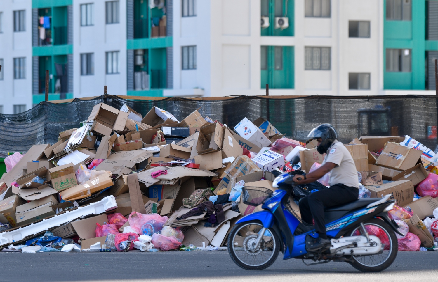 ހިޔާ ފްލެޓް ސަރައްދުގެ މައި މަގާދިމާލަަށް ކުނި ޖަމާކޮށްފައި: ކުނީގެ ސަބަބުން އެ ސަރަަހައްދުގައިގައި މެހީގެ އުނދަގޫ ދަނީ ކުރިމަތިވަމުން -- ފޮޓޯ: ފަޔާޒު މޫސާ | މިހާރު