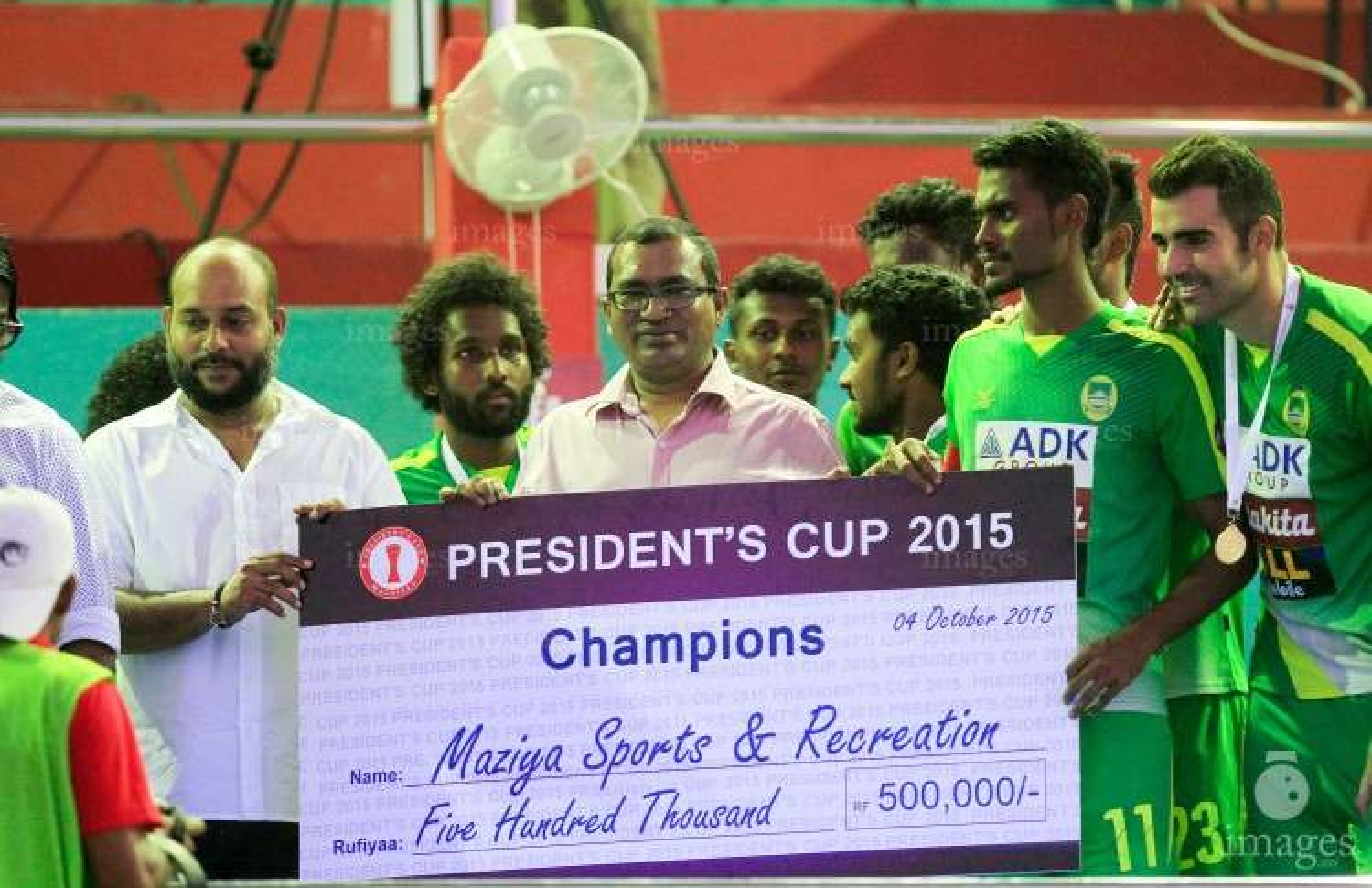 ޕްރެޒިޑެންޓްސް ކަޕް 2015 ގެ މުބާރާތް މާޒިޔާއިން ކާމިޔާބު ކުރުމުން އޭރުގެ ސްޕޯޓްސް މިނިސްޓަރު އަހްމަދު ޒުހޫރުގެ އަތްޕުޅުން މާޒިޔާ އަށް 500،000 ރުފިޔާގެ ފައިސާގެ އިނާމުގެ ރަމްޒީ ޗެކް ހަވާލުކޮށްދެއްވަނީ: މިއަހަރުގެ ޕްރެޒިޑެންޓްސް ކަޕް ކާމިޔާބު ކުރި ވެލެންސިއާ އަށް އިނާމު ފައިސާ ދީފައި ނުވާ މައްސަލަ އެކްލަބުން ފާހަގަކޮށްފައި ވޭ --- ފައިލް ފޮޓޯ