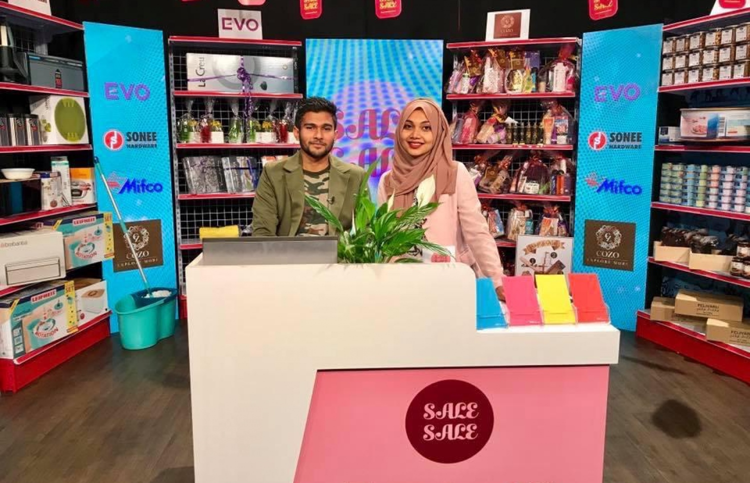 ޓީވީއެމުން ގެނެސްދޭ ސޭލްސް ސޭލްސް ޕްރޮގްރާމް، ޕްރެޒެންޓަރު ޒަޔާނާއި ކުޑޫ ހުށަހަޅައިދެނީ.