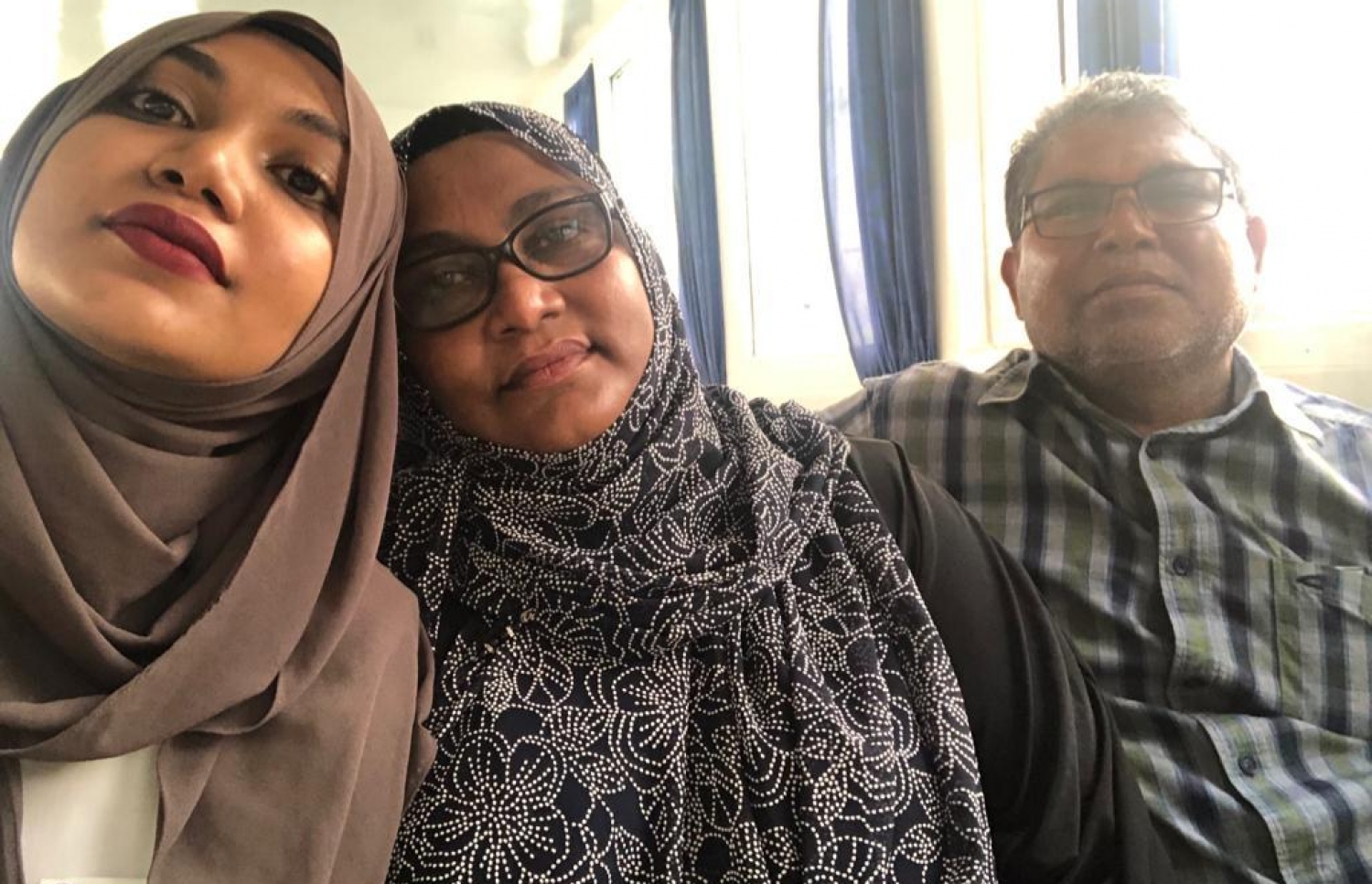 ކުޑޫ، މަންމަ އާއި ބައްޕައާ އެކު: މިހާ ހިސާބަށް އާދުވުމުގައި ކުޑޫއަށް އެންމެ ބޮޑު އެހީތެރިކަމެއް ލިބުނީ މައިންބަފައިންގެ ފަރާތުން.