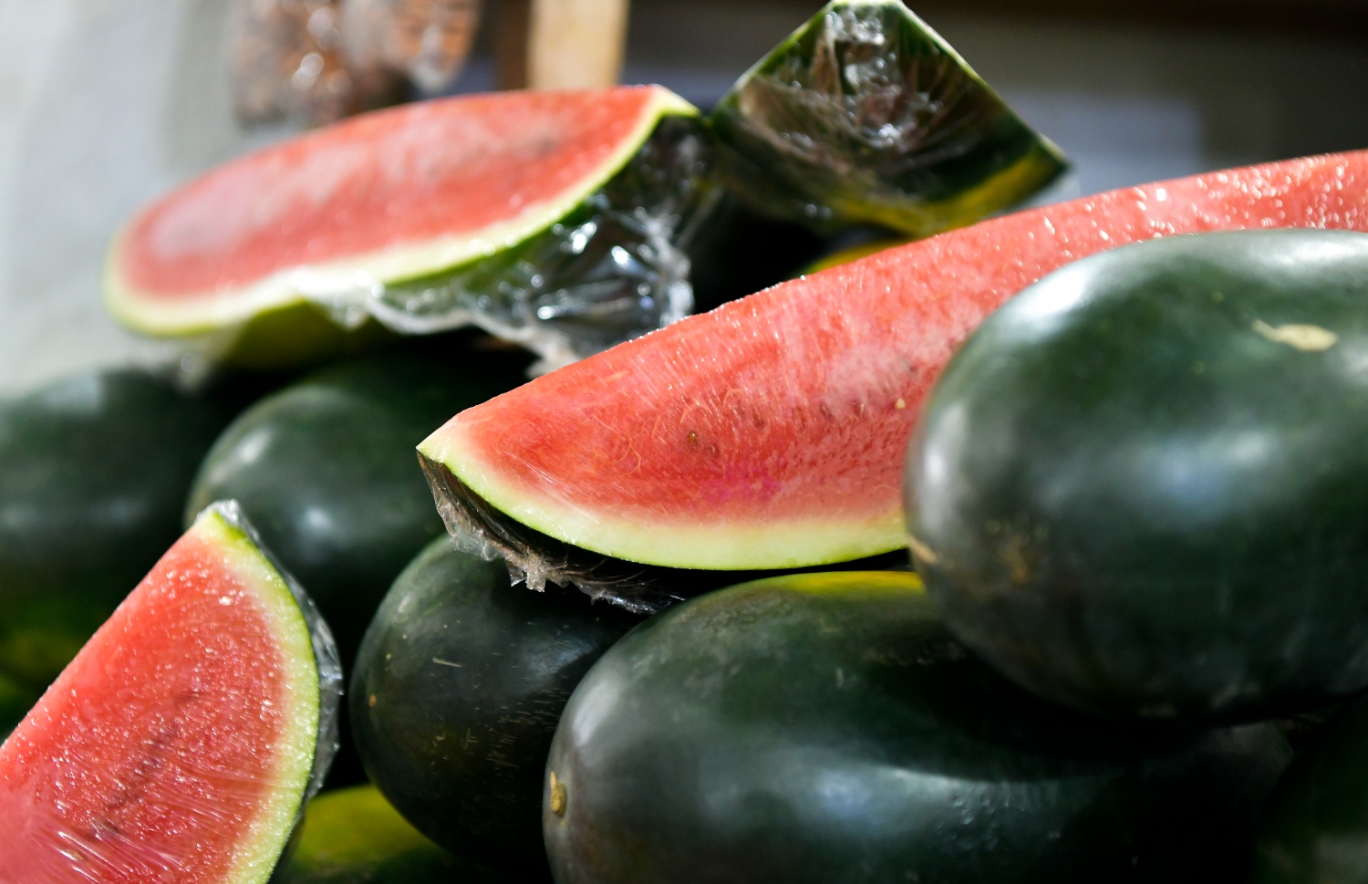 ލޯކަލް މާރުކޭޓުގައި ކަރާތަކެއް ވިއްކަން ބަހައްޓާފައި. ކަރާ ލިބެން ހުރީ ކިލޯއެއް 25ރ. އާއި 30ރ. އާ ދެމެދުގެ އަގެއްގައި-- ފޮޓޯ: ފަޔާޒު މޫސާ | މިހާރު