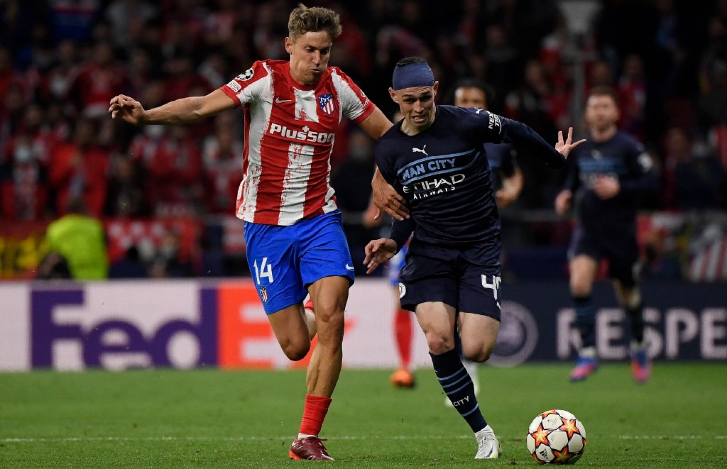 ފިލް ފޮޑެން އެތުލެޓިކޯގެ ޑިފެންޑަރު ލޮރެންޓޭ ކައިރިން ބޯޅަ ހިފައިގެން ކުރިޔަށް ދަނީ.-- ފޮޓޯ: އޭއެފްޕީ