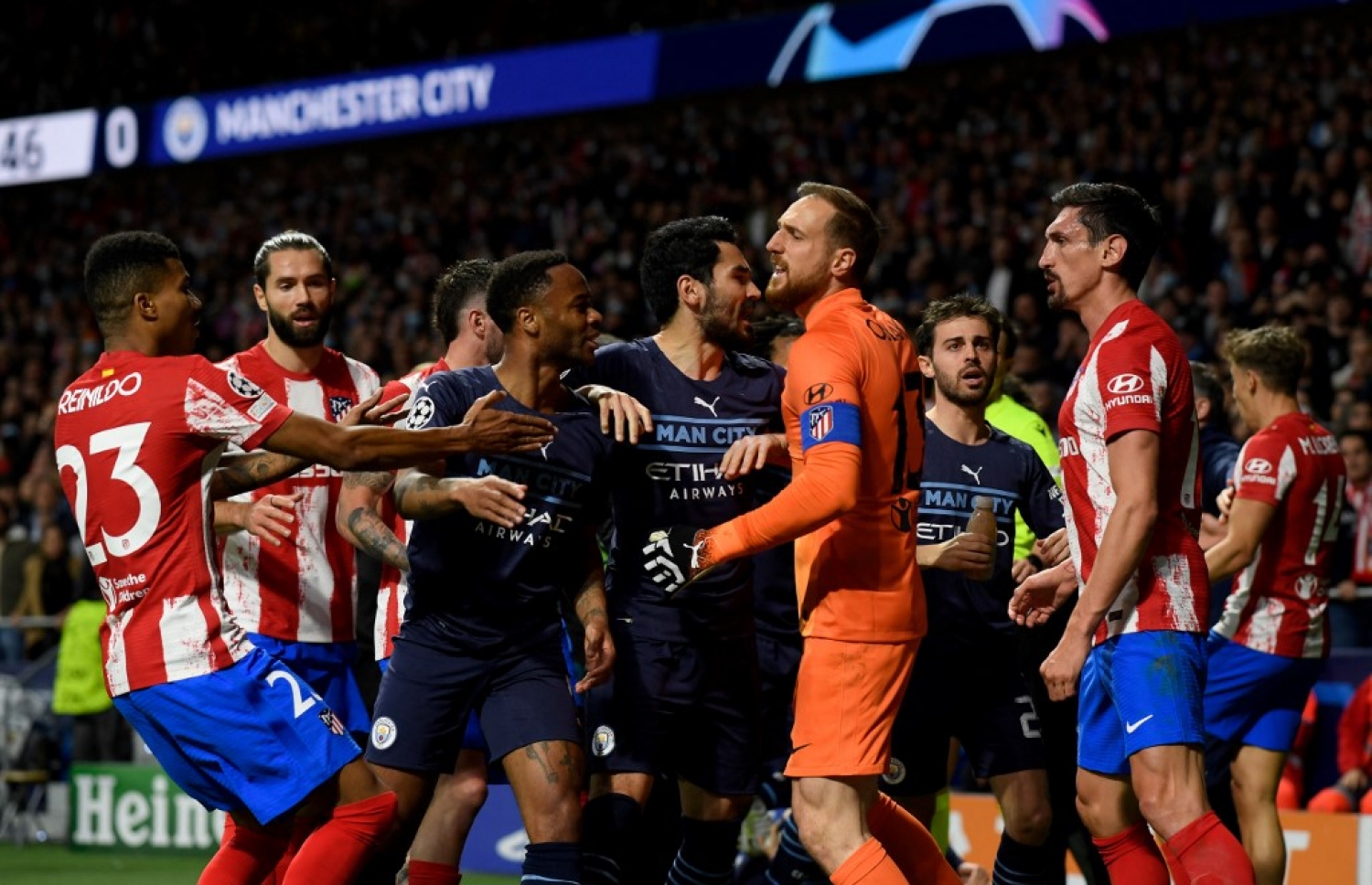 އެތުލެޓިކޯގެ ފިލިޕޭ އަށް ރަތް ކާޑު ދެއްކުމުން ހިނގާދިޔަ ހަމަނުޖެހުމުގެ ތެރެއިން..-- ފޮޓޯ: އޭއެފްޕީ