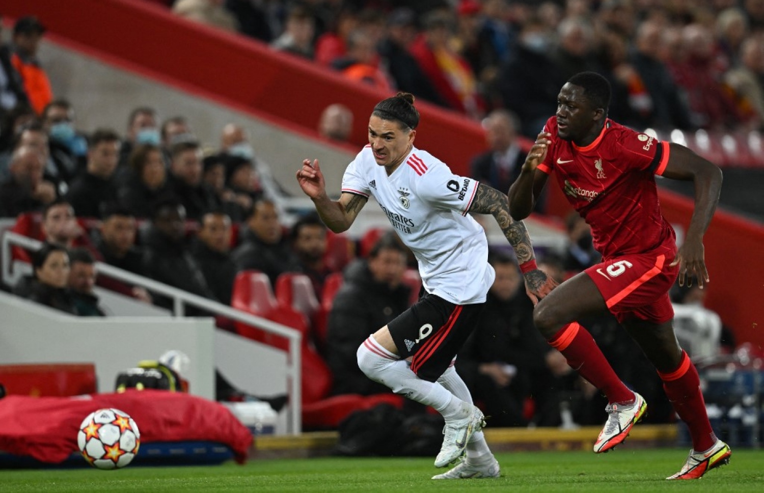 ކޮނާޓޭ، ބެންފީކާގެ ފޯވާޑް ނޫނޭޒް އަތުން ބޯޅަ ހޯދަން މަސައްކަތް ކުރަނީ.-- ފޮޓޯ: އޭއެފްޕީ