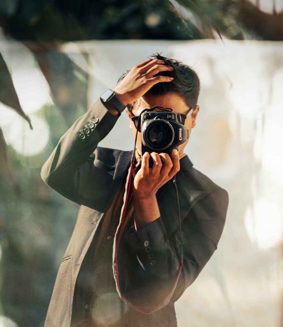 އަކްޝަމް: އޭނާގެ އެންމެ ބޭނުންވަނީ އެކި ތަންތަން ޓްރެވެލްކޮށް ފޮޓޯނަގަން.