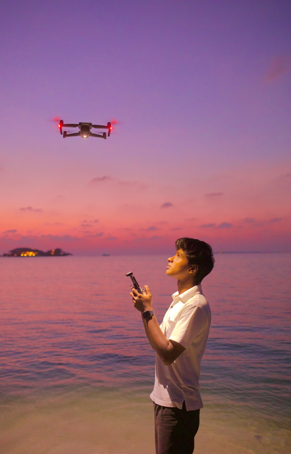 އުމުރުން 20 އަހަރުގެ އަކްޝަމް ޑްރޯން އުދުއްސަނީ: ފޮޓޯ ނެގުމުގެ އިތުރުން ވީޑިއޯ ހެދުމުގެ މަސައްކަތް ވެސް އޭނާ ކުރޭ.