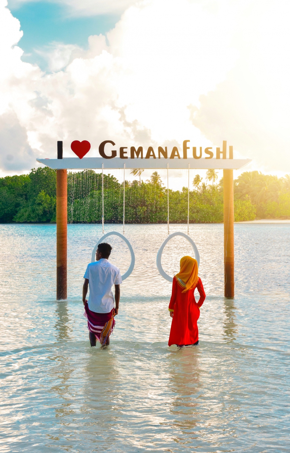 ގެމަނަފުށީގެ ލޭންޑްމާކް އުނދޯލި ބޭނުންކުރަން ފެށިއިރު ބޭއްވި ފޮޓޯޝޫޓްގައި ނެގި ފޮޓޯއެއް -- ފޮޓޯ: އަކްޝަމް