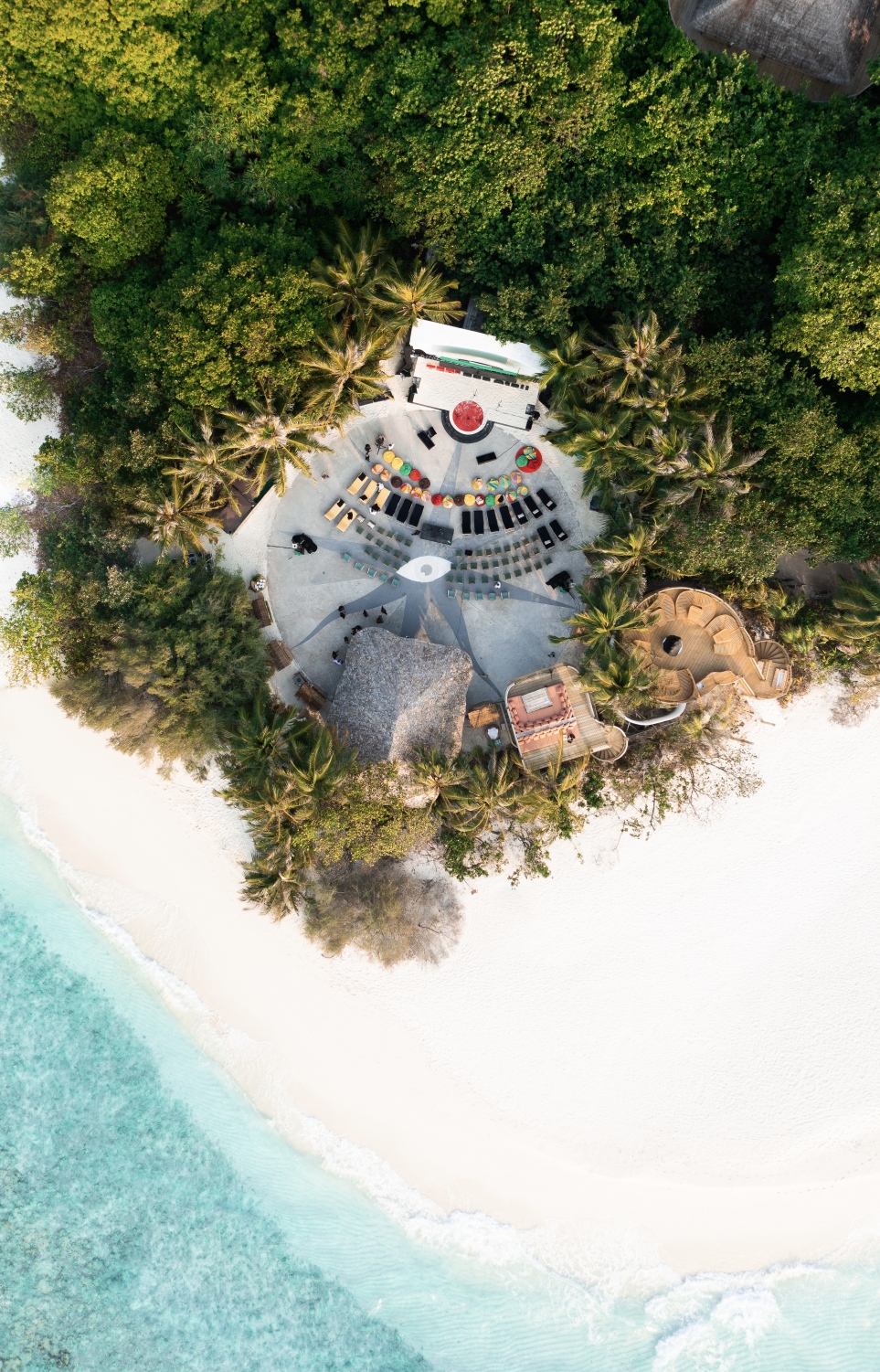 ސޮނެވާފުށީގައި ބޭއްވި ރާއްޖޭގެ ފުރަތަމަ "ޓެޑްއެކްސް" އިވެންޓަށް ވެނިއު ރެޑީކޮށްފައި -- ޑްރޯން ފޮޓޯ: އަކްޝަމް