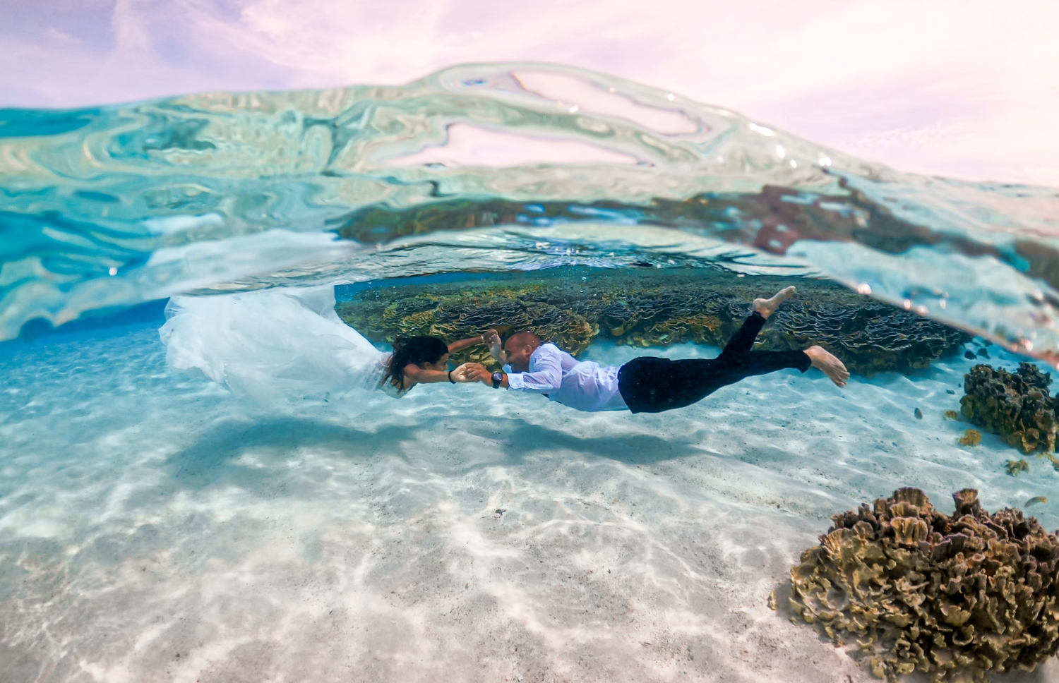 މޫދު އަޑީގައި ބޭއްވި ވެޑިން ފޮޓޯޝޫޓްގައި ނެގި ފޮޓޯއެއް -- ފޮޓޯ: އަކްޝަމް