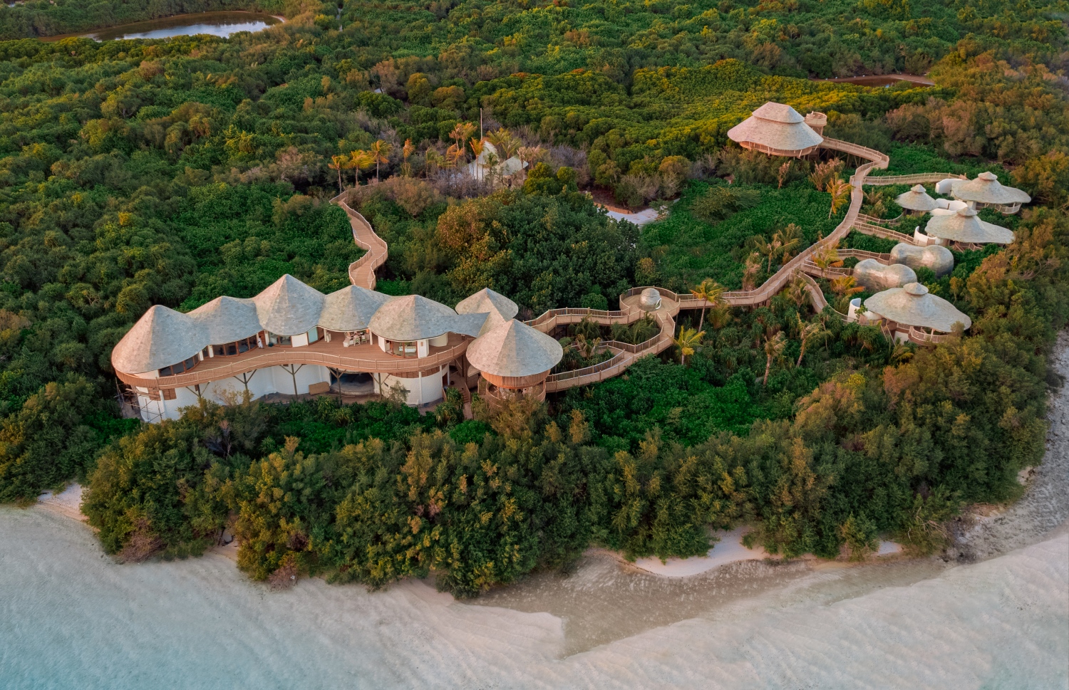 "ސޮނެވާ ސޯލް" ހުޅުވިއިރު، ފޯބްސް މެގަޒިންގައި ފީޗާކުރި އަކްޝަމްގެ ފޮޓޯއެއް -- ފޮޓޯ: އަކްޝަމް