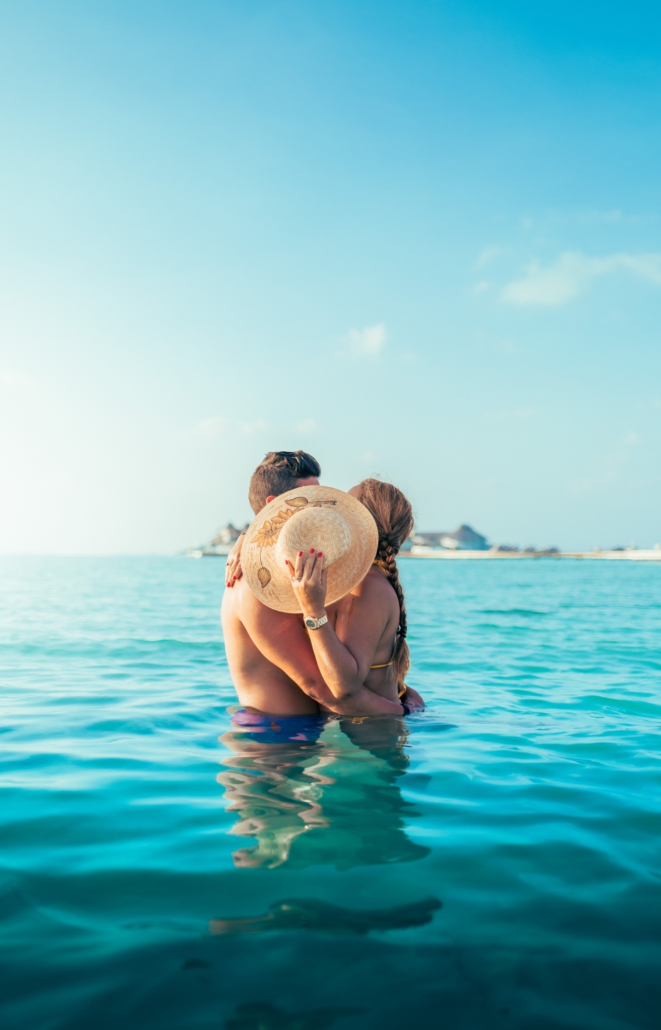 ގެސްޓް ކަޕުލްއެއްގެ ފޮޓޯޝޫޓެއްގެ ތެރެއިން މޫދުގައި އަކްޝަމް ނެގި ފޮޓޯއެއް -- ފޮޓޯ: އަކްޝަމް