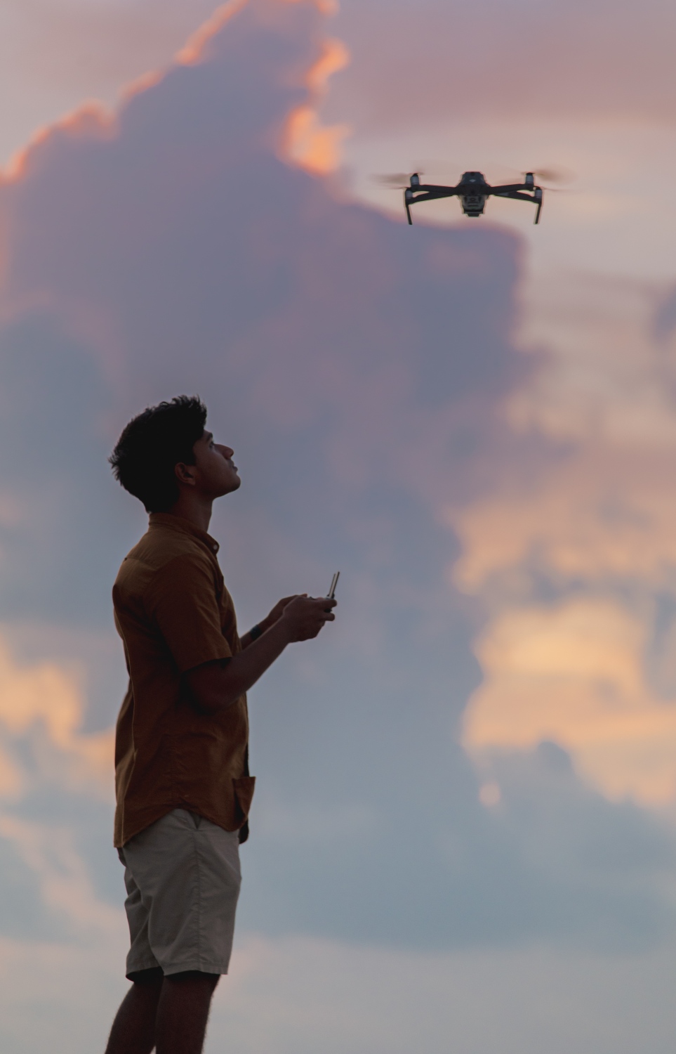 އަކްޝަމް ޑްރޯން އުދުއްސަނީ: ޑްރޯން ފޮޓޯގްރެފީ އާއި ވީޑިއޯގްރެފީ އަކީ މިހާރު އޭނާ އެންމެ ކުރާހިތްވާ އެއް ކަންތައް.