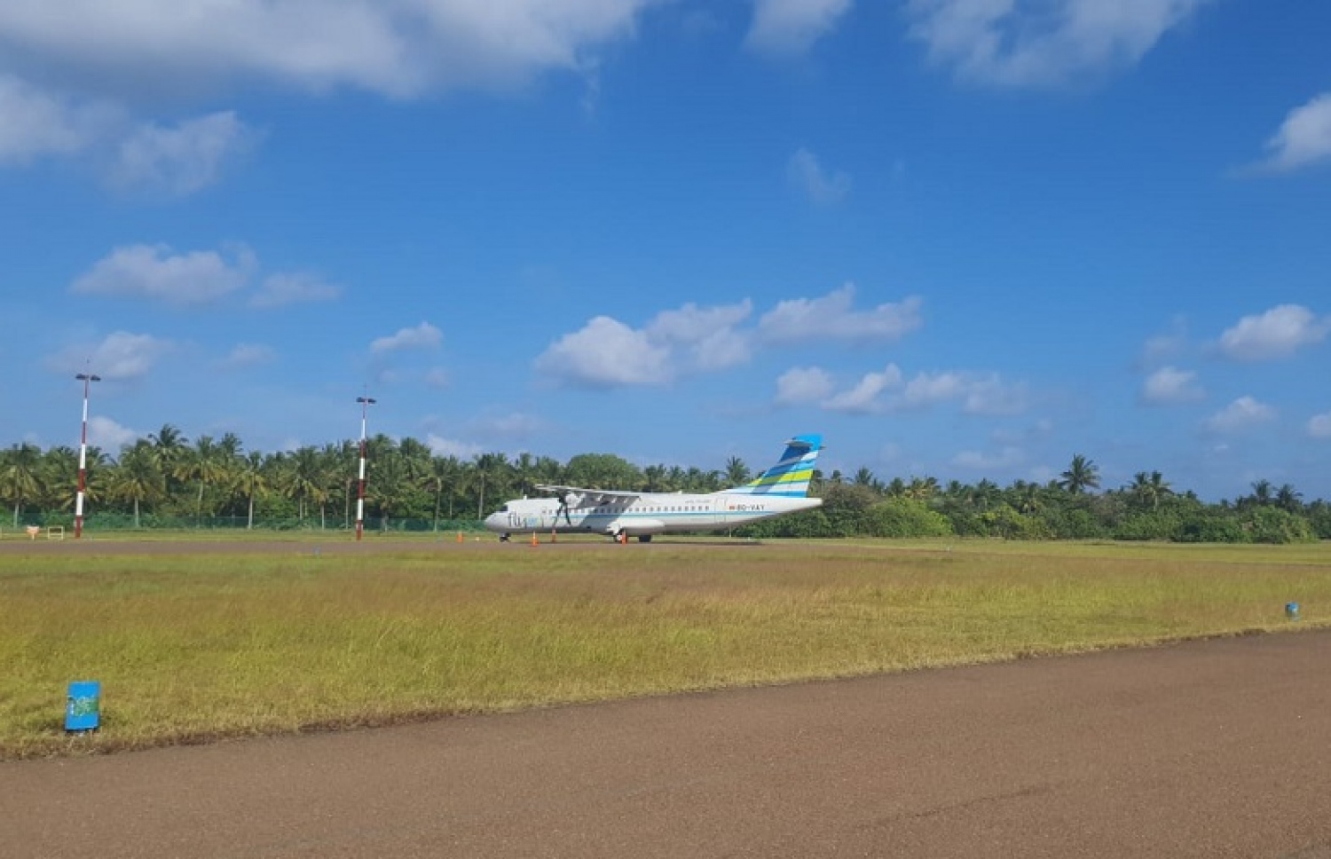 ވިލާ އެއާގެ ދަށުން ހިންގާ ފްލައިމީގެ ބޯޓެއް އެއާ÷ޯޓެއްގެ ރަންވޭގައި ޖައްސާފައި -- ފޮޓޯ: ވިލާ ގްރޫޕް