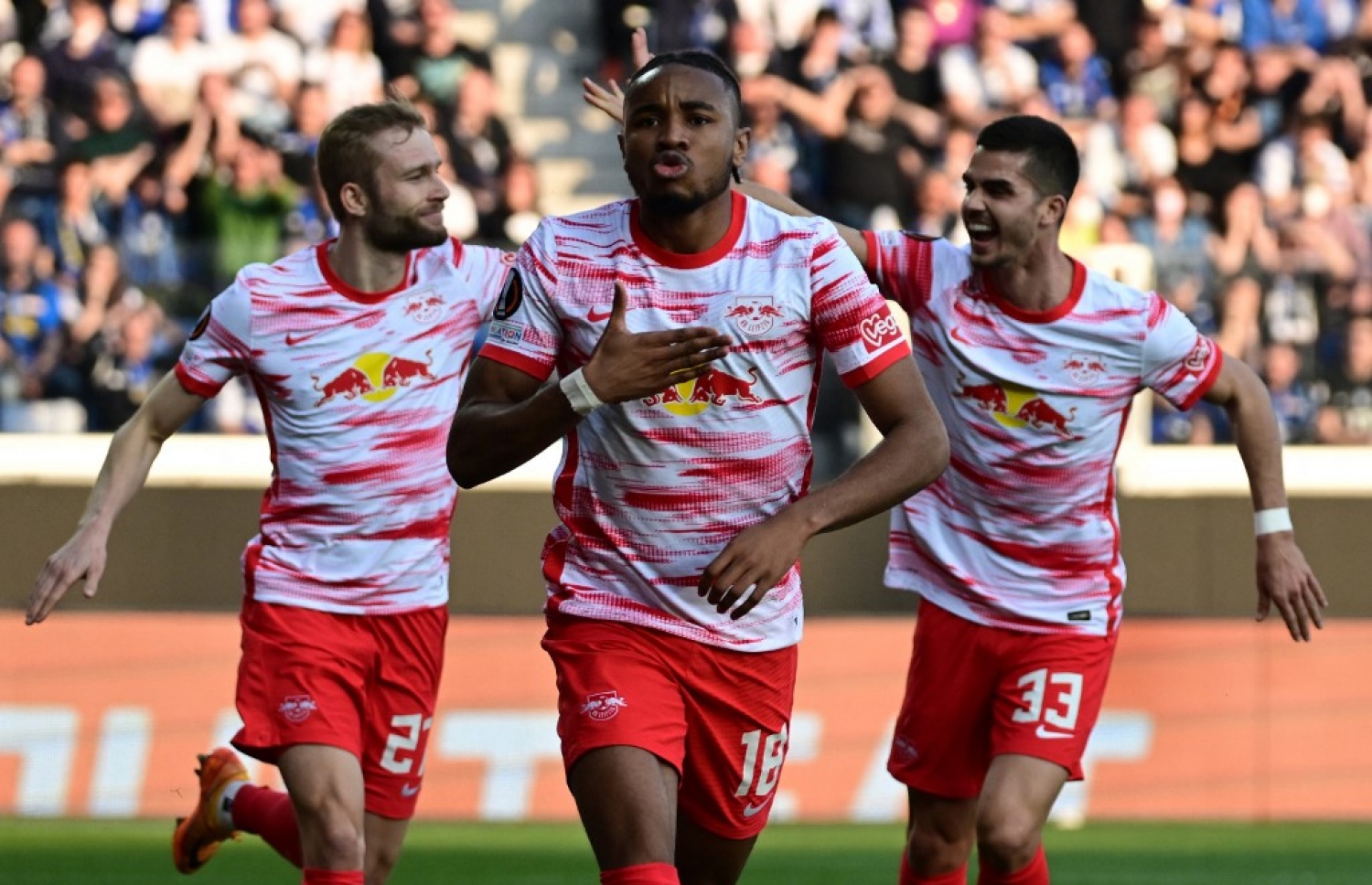 ލައިޕްޒިގުގެ ދެ ލަނޑު ވެސް ޖަހައިދިން އެންކޫންކޫ (މ) މިރޭ ލަނޑު ޖެހުމަށް ފަހު.-- ފޮޓޯ: އޭއެފްޕީ