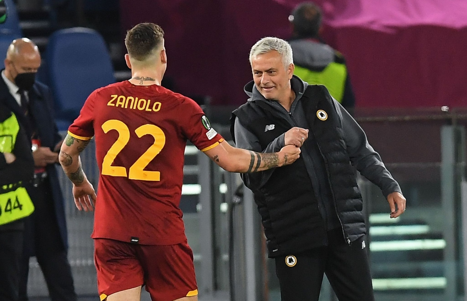 ރޯމާގެ ކޯޗު މޮރީނިއޯ އާއި ޒަނިއޯލޯ ރޭގެ މެޗުގައި.-- ފޮޓޯ: ރޯމާ