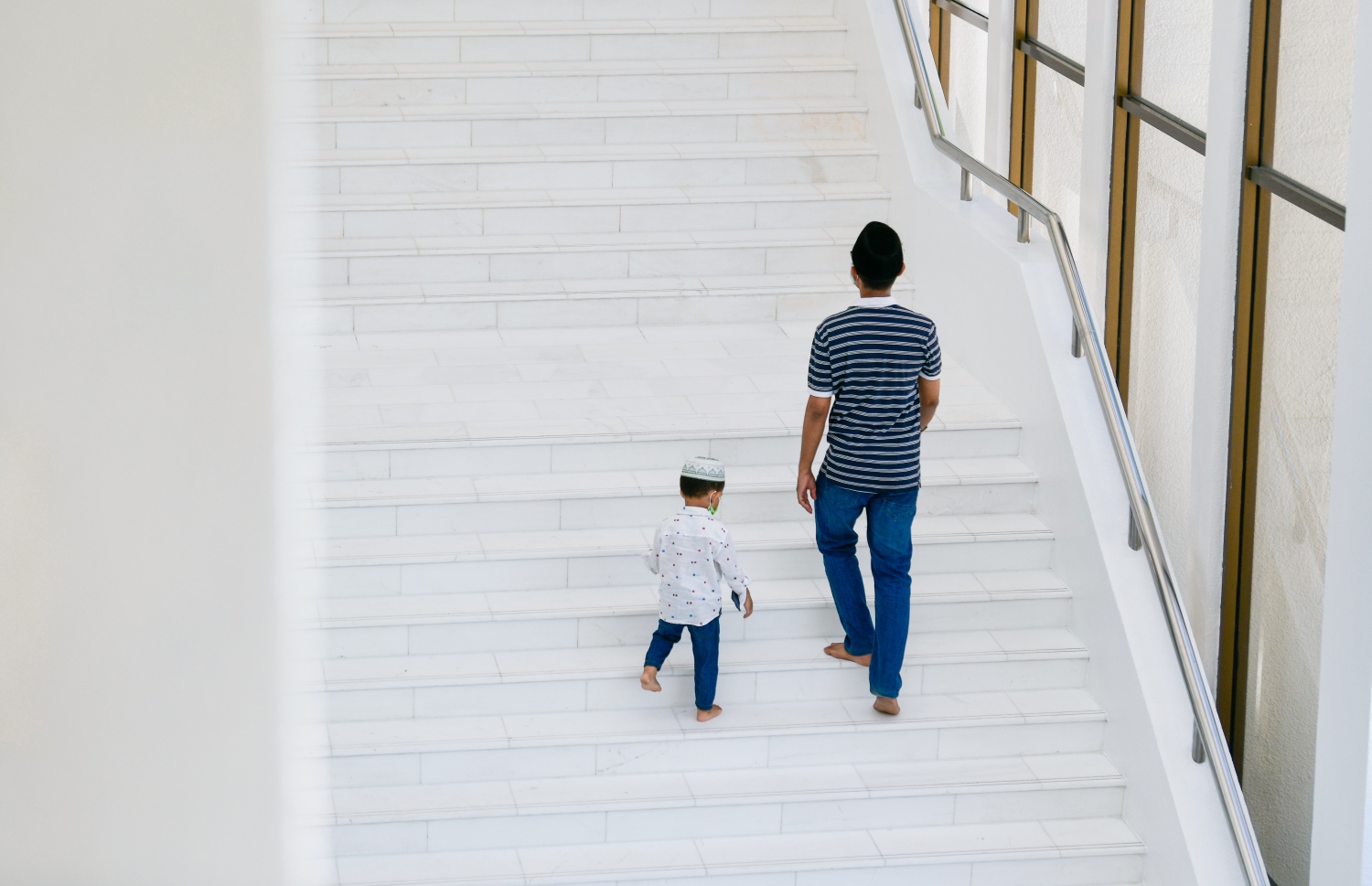 އިސްލާމީ މަރުކަޒުގައި މިއަދު ކުރި ހުކުރު ނަމާދަށް ކުޑަކުއްޖަކު ގޮވައިގެން މީހަކު އަރަނީ.---ފޮޓޯ: ފަޔާޒު މޫސާ| މިހާރު