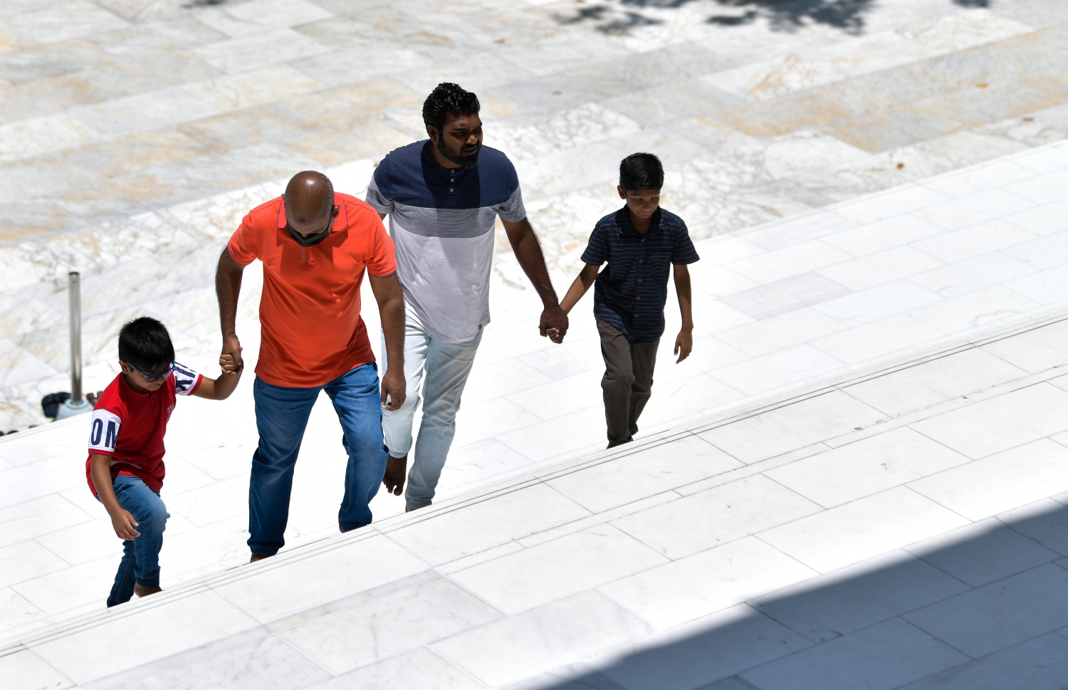 ކުޑަ ދެ ކުއްޖަކު ގޮވައިގެން ދެ މީހަކު މިއަދު އިސްލާމީ މަރުކަޒަށް ހުކުރު ނަމާދަށް އަރަނީ.---ފޮޓޯ: ފަޔާޒު މޫސާ| މިހާރު