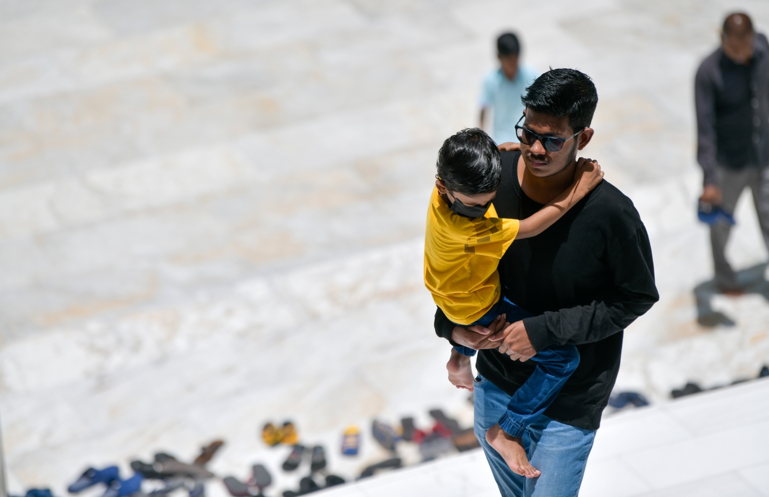 ތުއްތު ކުއްޖަކު އުރާލައިގެން މީހަކު މިއަދު އިސްލާމީ މަރުކަޒަށް ހުކުރު ނަމާދަށް އަރަނީ: އިސްލާމީ މަރުކަޒަށް ދާ މީހުންގެ އަދަދު މިހާރު މަދު.---ފޮޓޯ: ފަޔާޒު މޫސާ| މިހާރު