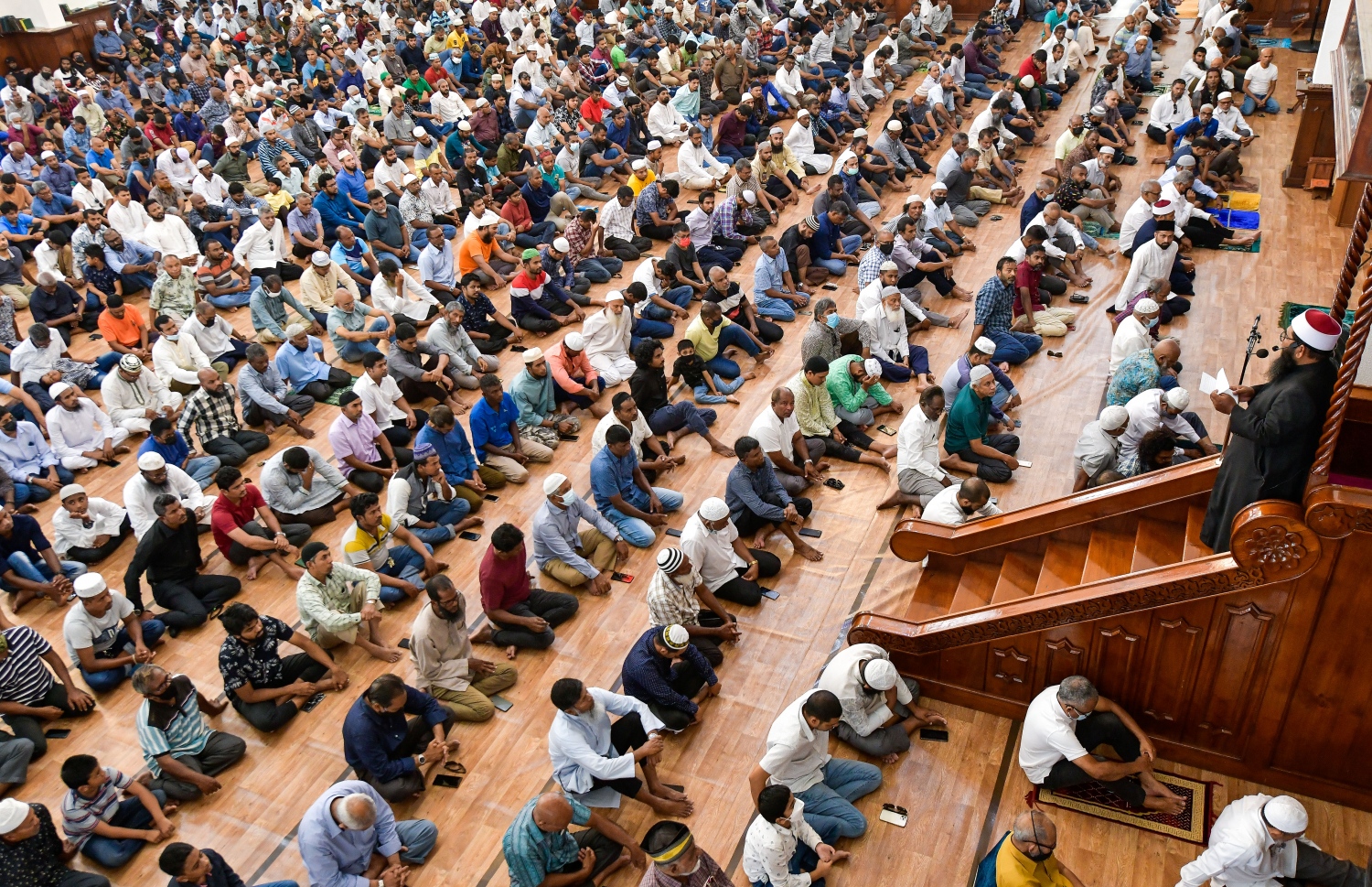 އިސްލާމީ މަރުކަޒުގައި މިއަދު ކުރި ހުކުރު ނަމާދުގައި، އެ މިސްކިތުގެ އިމާމު ޝައިހް ނަސްރުﷲ އަލީ ހުކުރު ހުތުބާ ވިދާޅުވަނީ: ކިންގް ސަލްމާން މިސްކިތް ހުޅުވި ފަހުން އިސްލާމީ މަރުކަޒަށް ދާ މީހުން މަދު.---ފޮޓޯ: ފަޔާޒު މޫސާ | މިހާރު