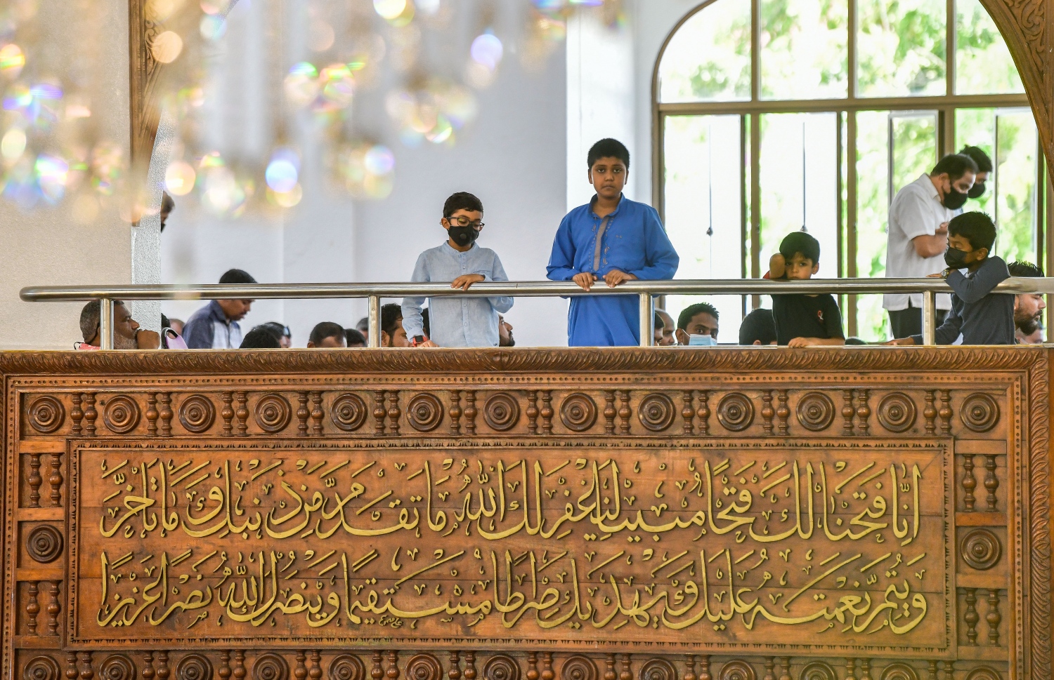 އިސްލާމީ މަރުކަޒުގައި މިއަދު ކުރި ހުކުރު ނަމާދަށް ދިޔަ ކުޑަކުދިންތަކެއް، ހުތުބާ އަޑުއަހަން ތައްޔާރުވެގެން.--- ފޮޓޯ: ފަޔާޒު މޫސާ | މިހާރު