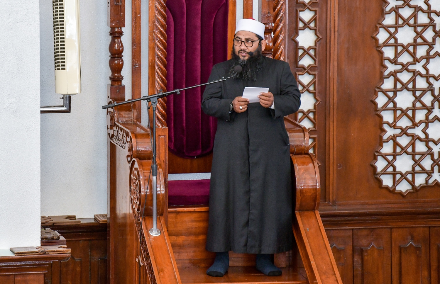 އިސްލާމީ މަރުކަޒުގައި މިއަދު ކުރި ހުކުރު ނަމާދުގައި، އެ މިސްކިތުގެ އިމާމު ޝައިހް ނަސްރުﷲ އަލީ ހުކުރު ހުތުބާ ވިދާޅުވަނީ.--- ފޮޓޯ: ފަޔާޒު މޫސާ | މިހާރު