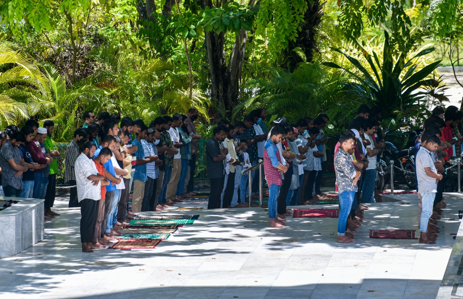 އިސްލާމީ މަރުކަޒުގެ ބޭރުގައި ބަޔަކު މިއަދު ހުކުރު ނަމާދު ކުރަނީ: މިއަދުގެ ހުކުރު ނަމާދަށް މި މިސްކިތަށް ދިޔަ މީހުން ނިސްބަތް ކުރިއަށް ވުރެ މަދު.--- ފޮޓޯ: ފަޔާޒު މޫސާ | މިހާރު