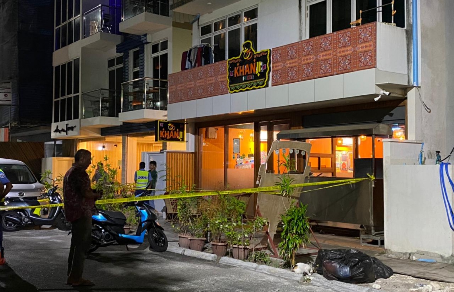 ހާންޖީ ރެސްޓޯރަންޓް ކައިރިން ބަންދު ކޮށްގެން ފުލުހުން ރޭ ތަހުގީގު ކުރަނީ.---ފޮޓޯ: ފަޔާޒު މޫސާ/ މިހާރު