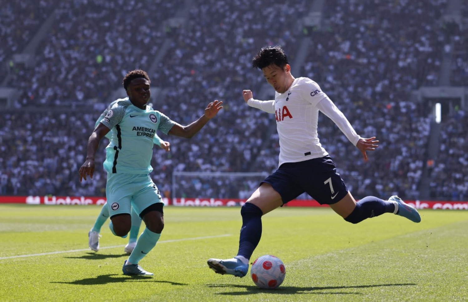 ޓޮޓެންހަމާއި ބްރައިޓަން ބައްދަލުކުރި މެޗުގައި ޓޮޓެންހަމްގެ ސޮން އަށް ހުރަސް އަޅަން ބްރައިޓަންގެ ތާރިގް ލަމްޓީ މަސައްކަތް ކުރަނީ.-- ފޮޓޯ: އޭއެފްޕީ