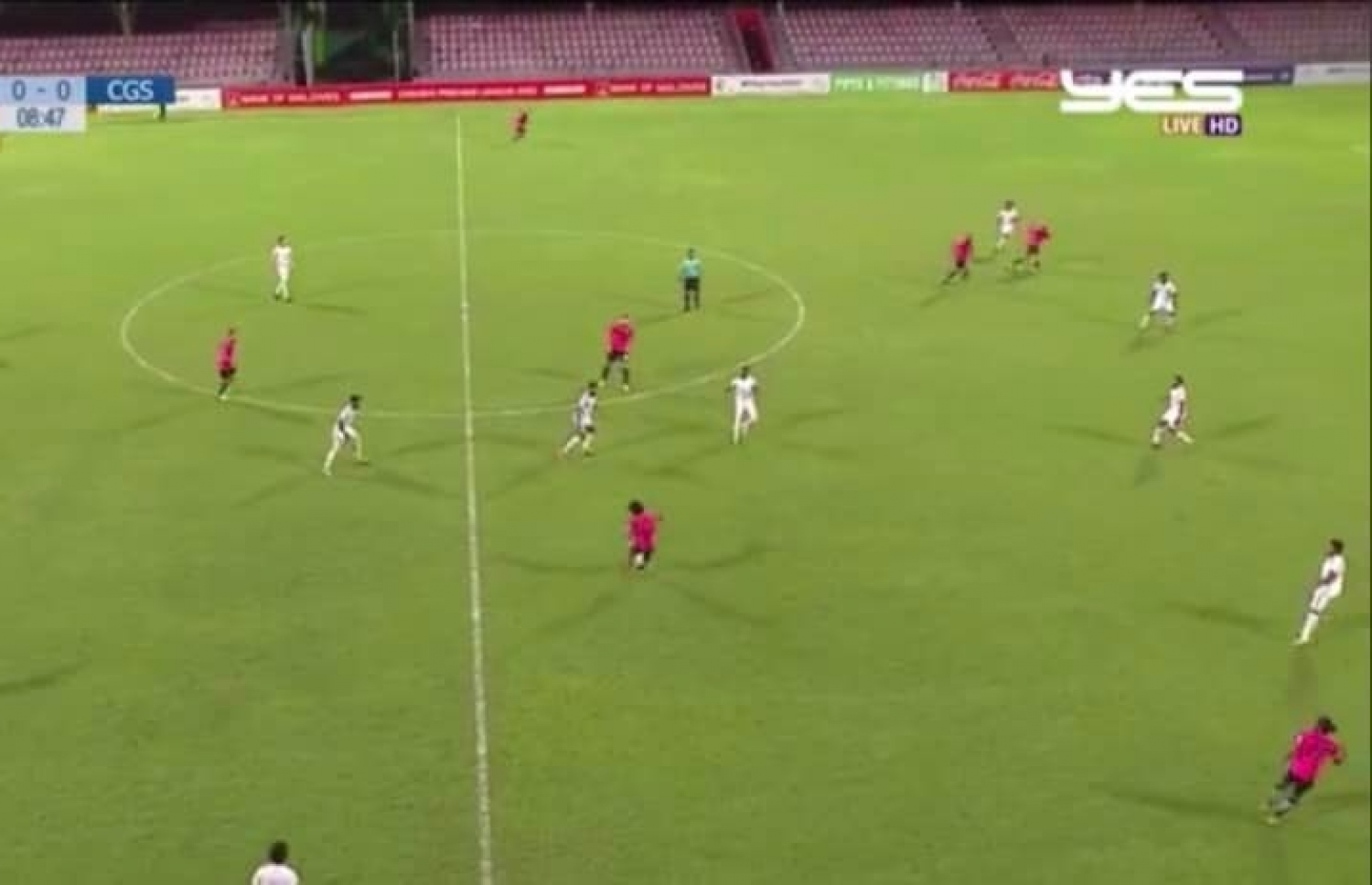 ޔުނައިޓެޑް ވިކްޓަރީން އުފެއްދި ބިލްޑް އަޕްގެ ސްކްރީން ޝޮޓެއް އެ ޓީމުގެ ކުޅުންތެރިން ތިބީ ގްރީންގެ ޑިފެންސް ލައިނަށް ވުރެ ކުރީގައި: އެކަމަކު އެސިސްޓެންޓް ރެފްރީ ދިދަ ނަގާފައި ވަނީ އޮފްސައިޑް ކަމަށް