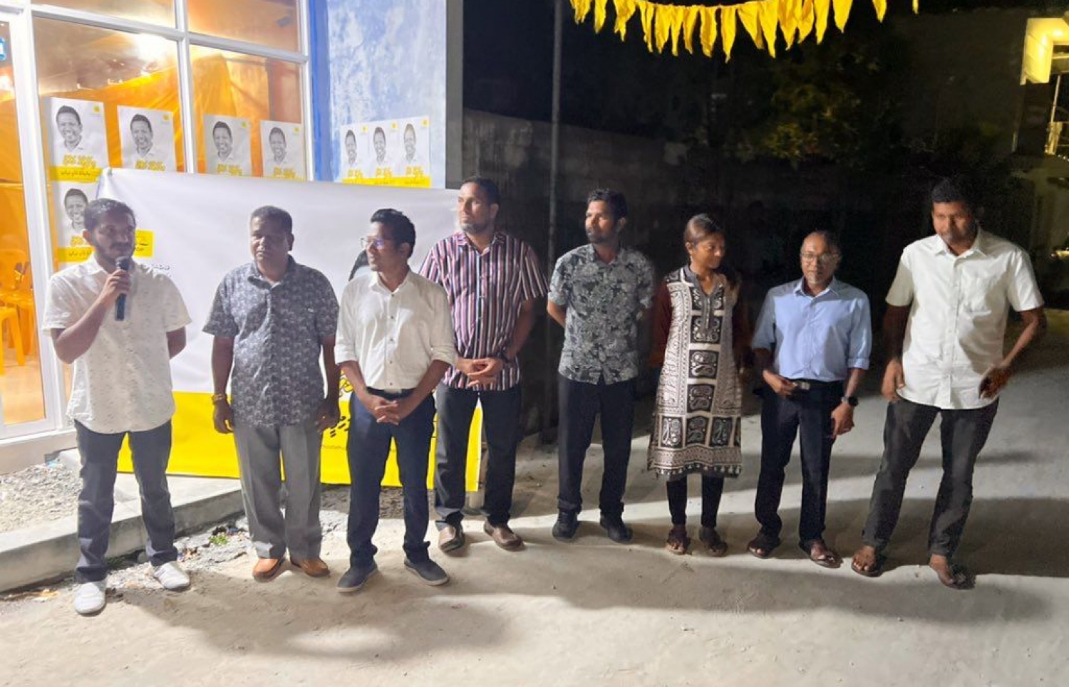 އިންތި، ކެމްޕޭނުގައި އެމްޑީޕީގެ ބައެއް ބޭފުޅުންނާ އެކު. އިންތިގެ ތުހުމަތުތައް ފަޔާ ދޮގުކުރެއްވި.