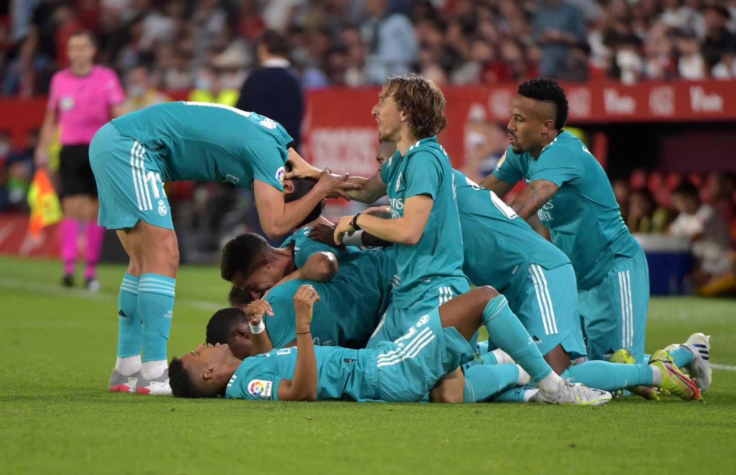 ރެއާލްގެ ކުޅުންތެރިން ލަނޑު ޖެހުމަށް ފަހު އުފާފާޅު ކުރަނީ: އެޓީމު ވަނީ ސެވިއްޔާ ބަލިކޮށް ލީގު ހޯދުމާ ކައިިރިއަށް ޖެހިލާފައި. --- ފޮޓޯ: އޭއެފްޕީ