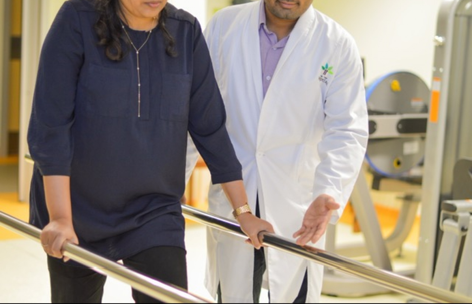 ފިޒިއޮތެރަޕީ ދިނުމުގައި މީހަކަށް އެހީވަނީ--ފޮޓޯ:ޓްރީ ޓޮޕް