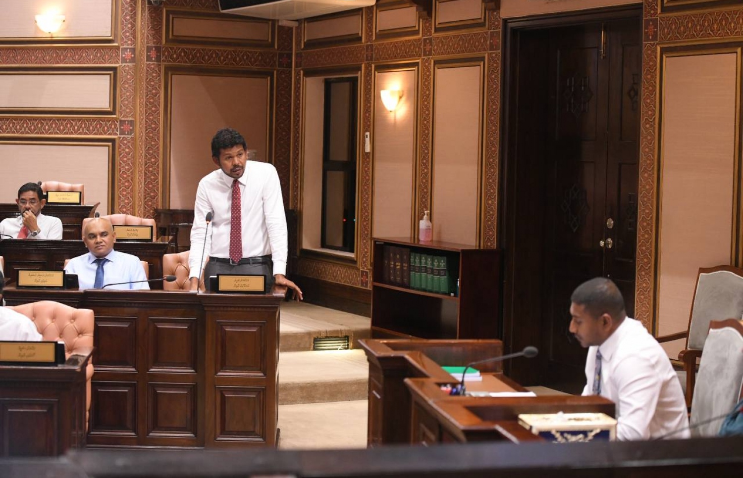 ރައްޔިތުންގެ މަޖިލީހުގެ މިއަދުގެ ޖަލްސާގައި އުނގޫފާރު ދާއިރާގެ މެމްބަރު ވަހީދު، ޔޫތު މިނިސްޓަރު އަހުމަދު މަހުލޫފާ ސުވާލުކުރައްވަނީ.-- ފޮޓޯ: ރައްޔިތުންގެ މަޖިލިސް