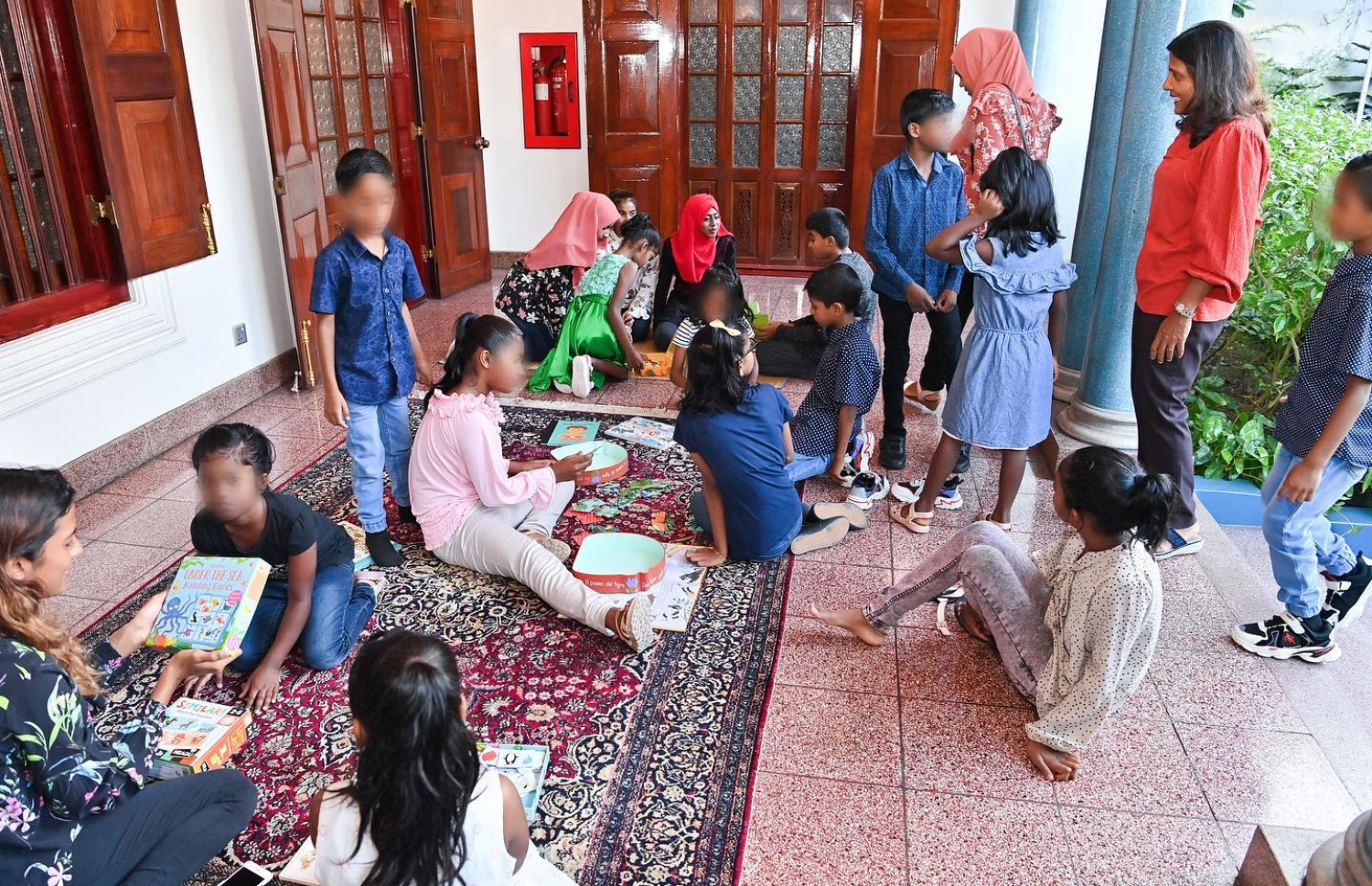 ފިޔަވަތީގެ ކުދިންތަކެއް މުލިއާގޭގައި: ރަށްރަށުގައި އަމާން ހިޔާތަކަށް ކުދިން ބަދަލުކުރަނީ އާއިލީ މާހައުލެއް ހޯދައިދޭން. -- ފޮޓޯ/ ރައީސް އޮފީސް