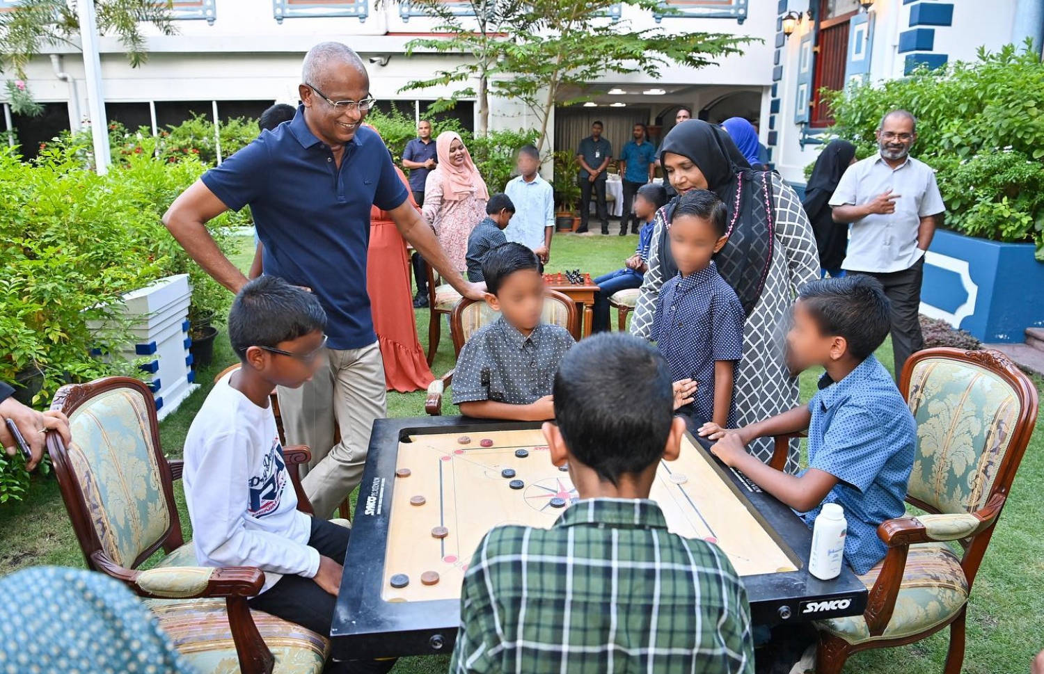 މުލިއާގޭގައި ކުދިންތަކެއް ކެރަމް ކުޅުއްވާ މަންޒަރު ރައީސް ސޯލިހް ބައްލަވަނީ. -- ފޮޓޯ/ ރައީސް އޮފީސް