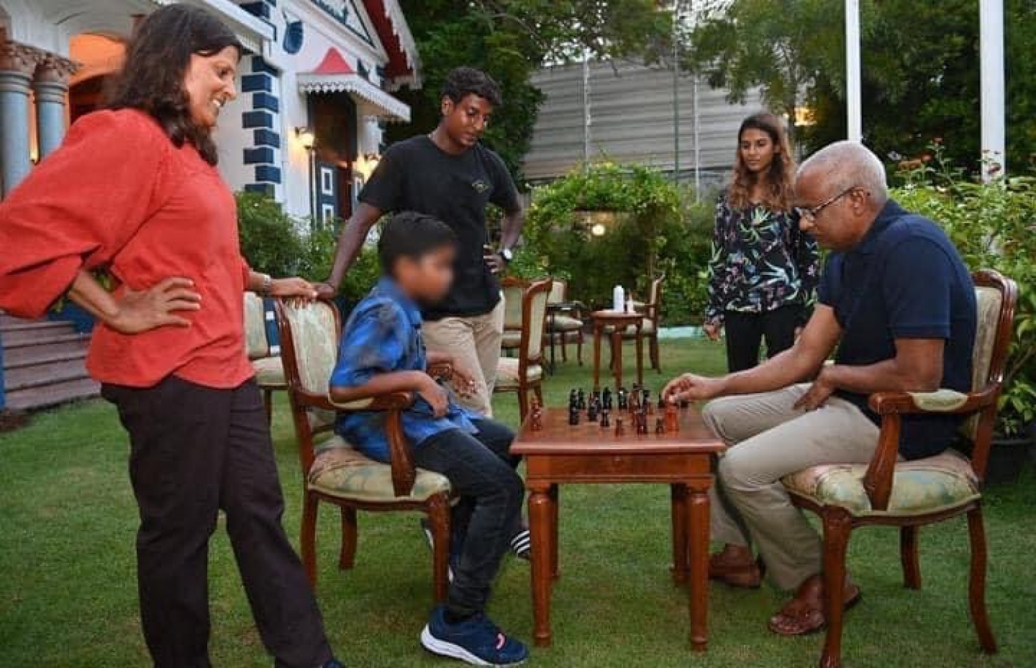 ހުޅުމާލެ ފިޔަވަތީގެ ކުއްޖަކާ އެކު ރައީސް ރާޒުވާ ކުޅުއްވާ އިރު ފަސްޓް ލޭޑީ އާއި ދަރިކަލުން އަދި ދަރިކަނބަލުން އަރިހުގައި. -- ފޮޓޯ/ ރައީސް އޮފީސް