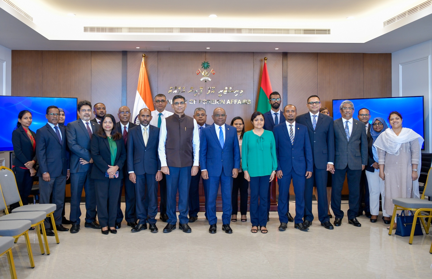 އިންޑިއާ ސަރުކާރުން ހިންގާ އާ މަޝްރޫއުތަކުގައި ސޮއިކުރުމަށް ބޭއްވި ރަސްމިއްޔާތުގައި ފޮރިން މިނިސްޓަރު އަބްދުﷲ ޝާހިދު އާއި އިންޑިއާ އިން ރާއްޖެ އަށް ކަނޑައަޅުއްވާފައި ހުންނަވާ ސަފީރު މުނޫ މަހާވަރުއާ އެކު ދިވެހި ސަރުކާރާއި އިންޑިއާ ހައިކޮމިޝަންގެ އިސްވެރިން ފޮޓޯއަކަށް ހުއްޓިވަޑައިގެން -- ފޮޓޯ: ފަޔާޒް މޫސާ | މިހާރު