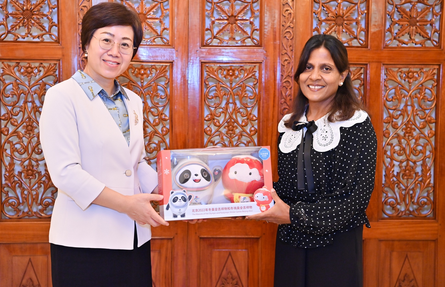 މުލިއާގޭގައި ބޭއްވި ބައްދަލުކުރެއްވުމުގައި ޗައިނާގެ ސަފީރު ވަން ލިޒިން، ފަސްޓް ލޭޑީ ފަޒްނާ އަހްމަދަށް ހަދިޔާއެއް ހަވާލުކުރައްވަނީ -- ފޮޓޯ: ރައީސް އޮފީސް